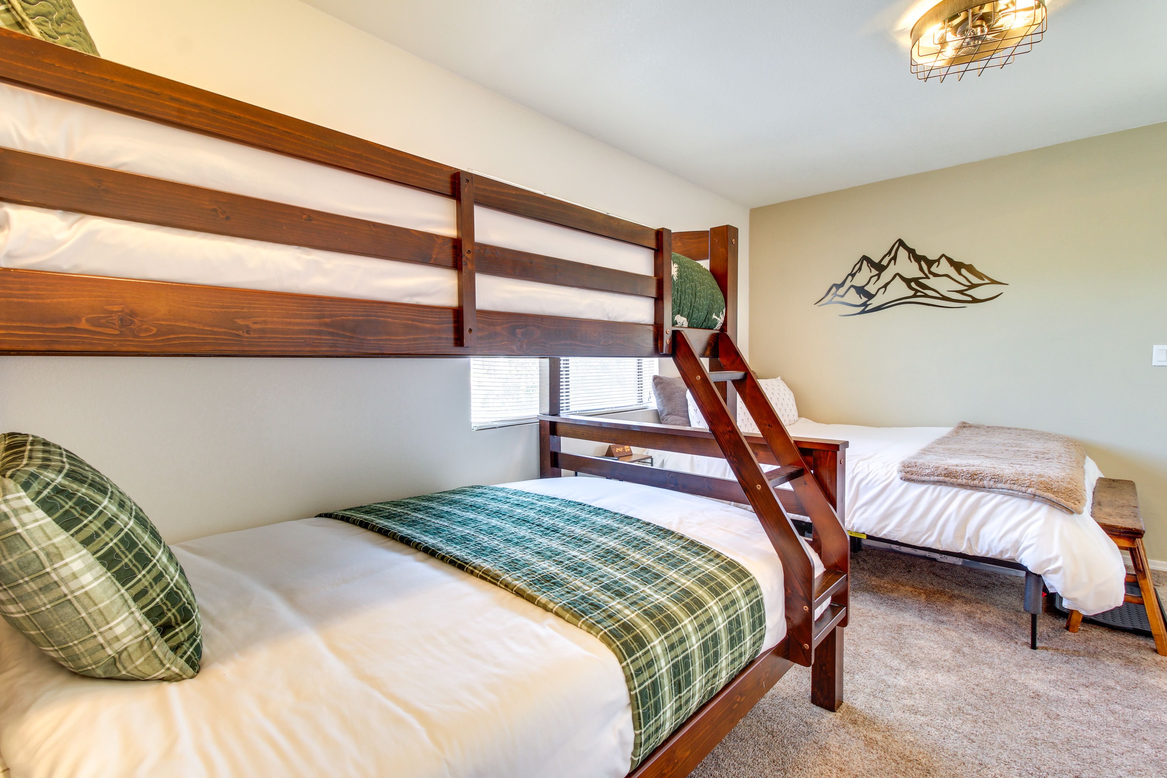 Bedroom 2 | Queen Bed | Twin/Full Bunk Bed
