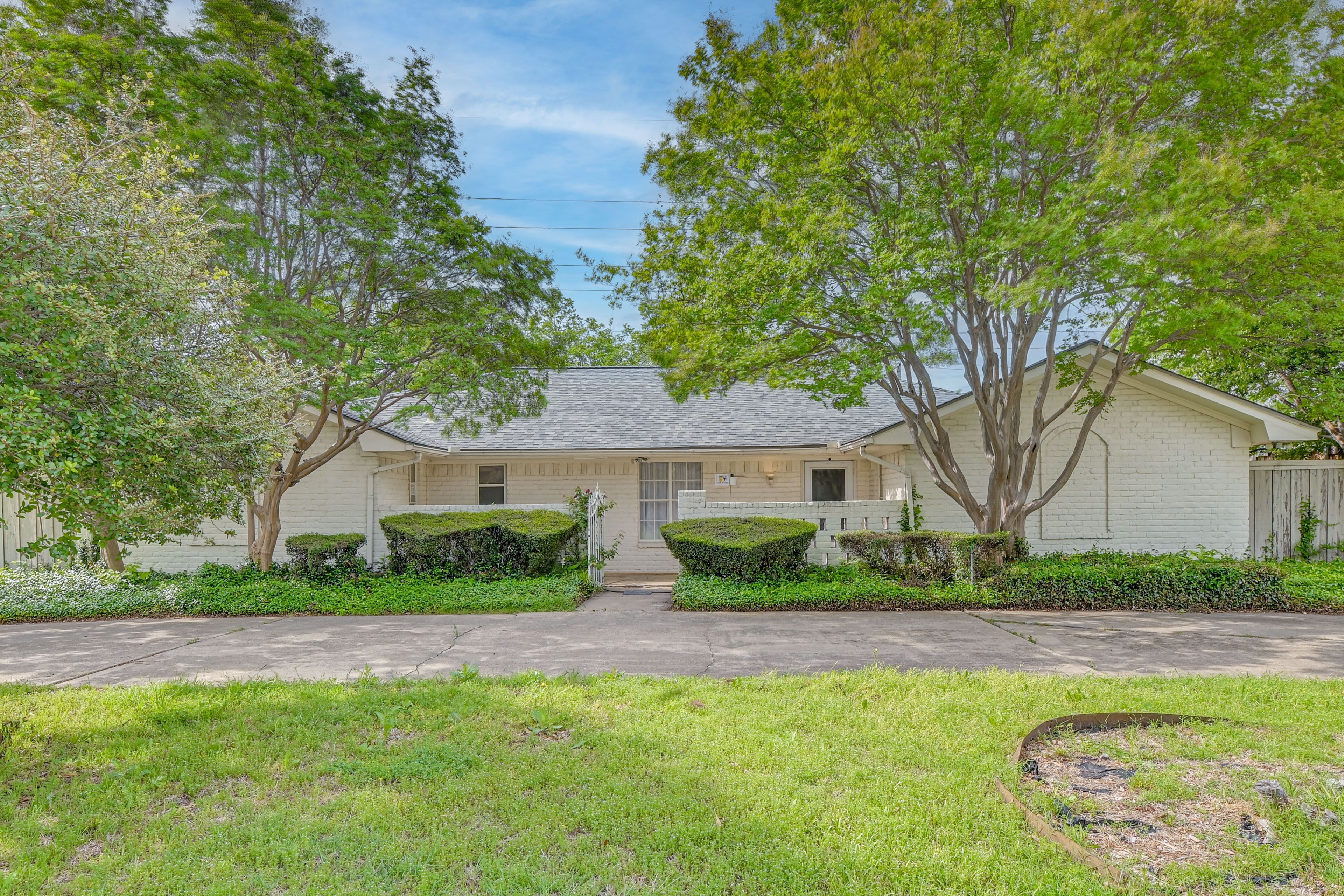 Property Exterior | Heart-Shaped Shrubs | Private Yard