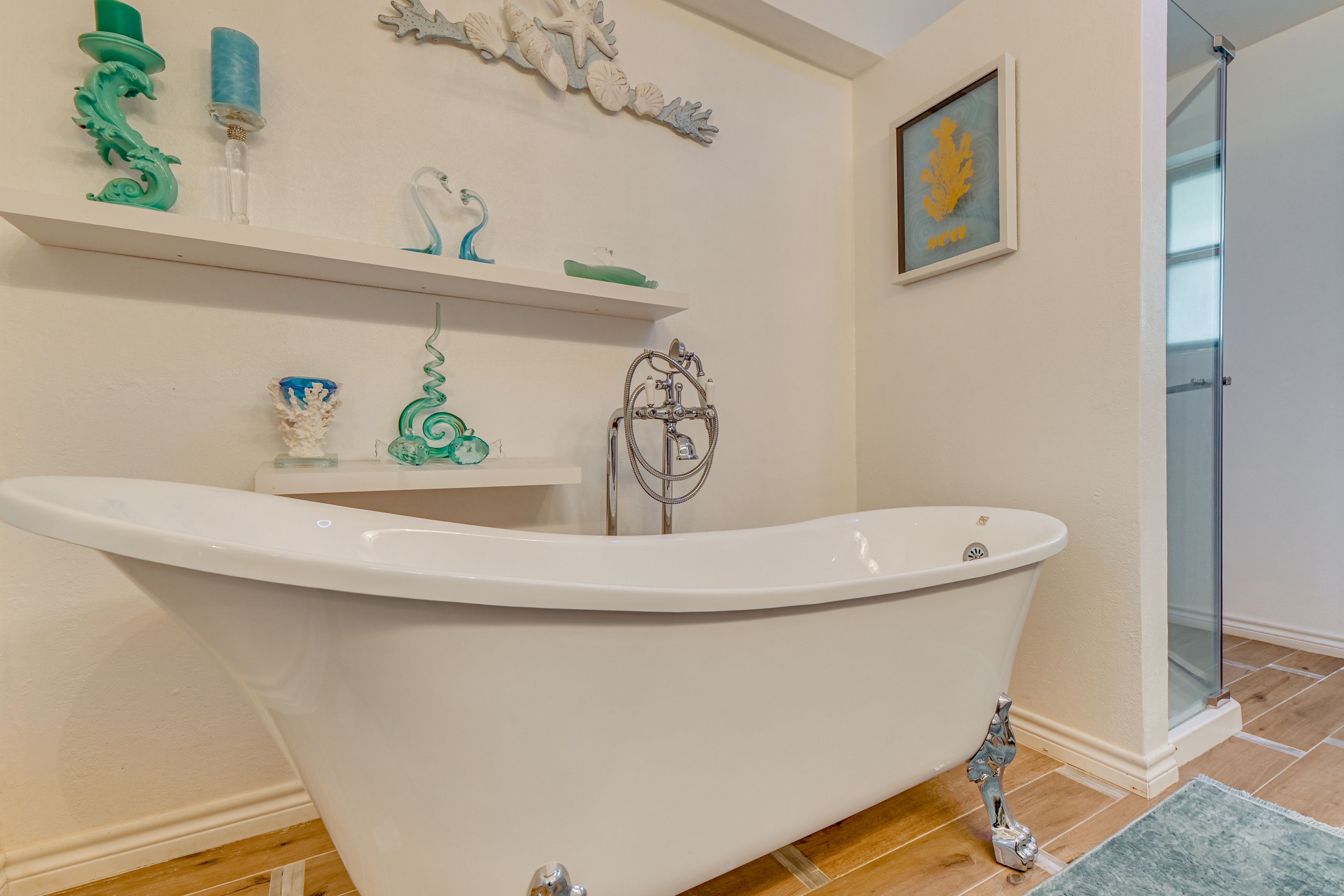 Ocean themed setting, large bathtub