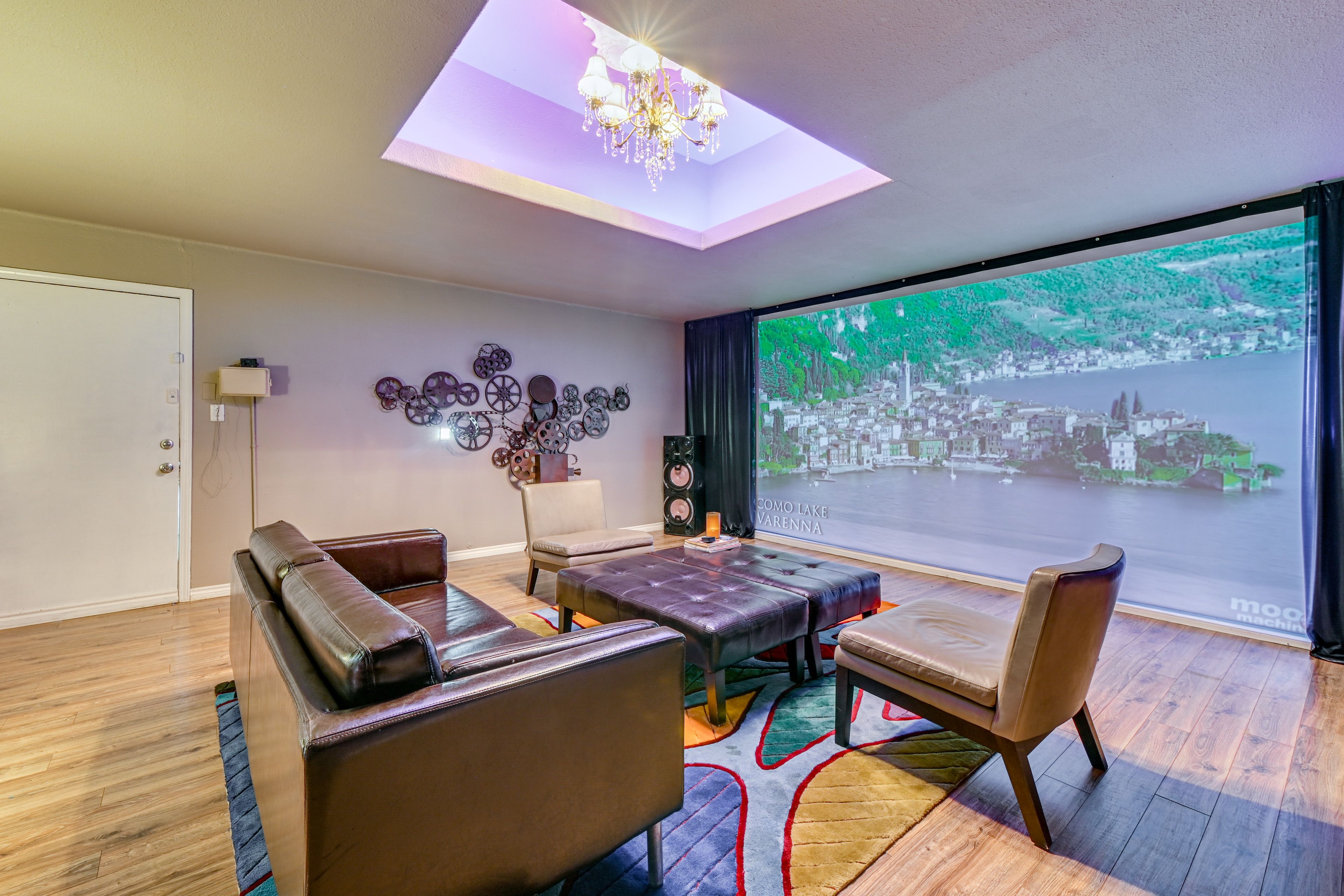 Huge 400sqft media/entertainment room w/ high-end projector and premium sound