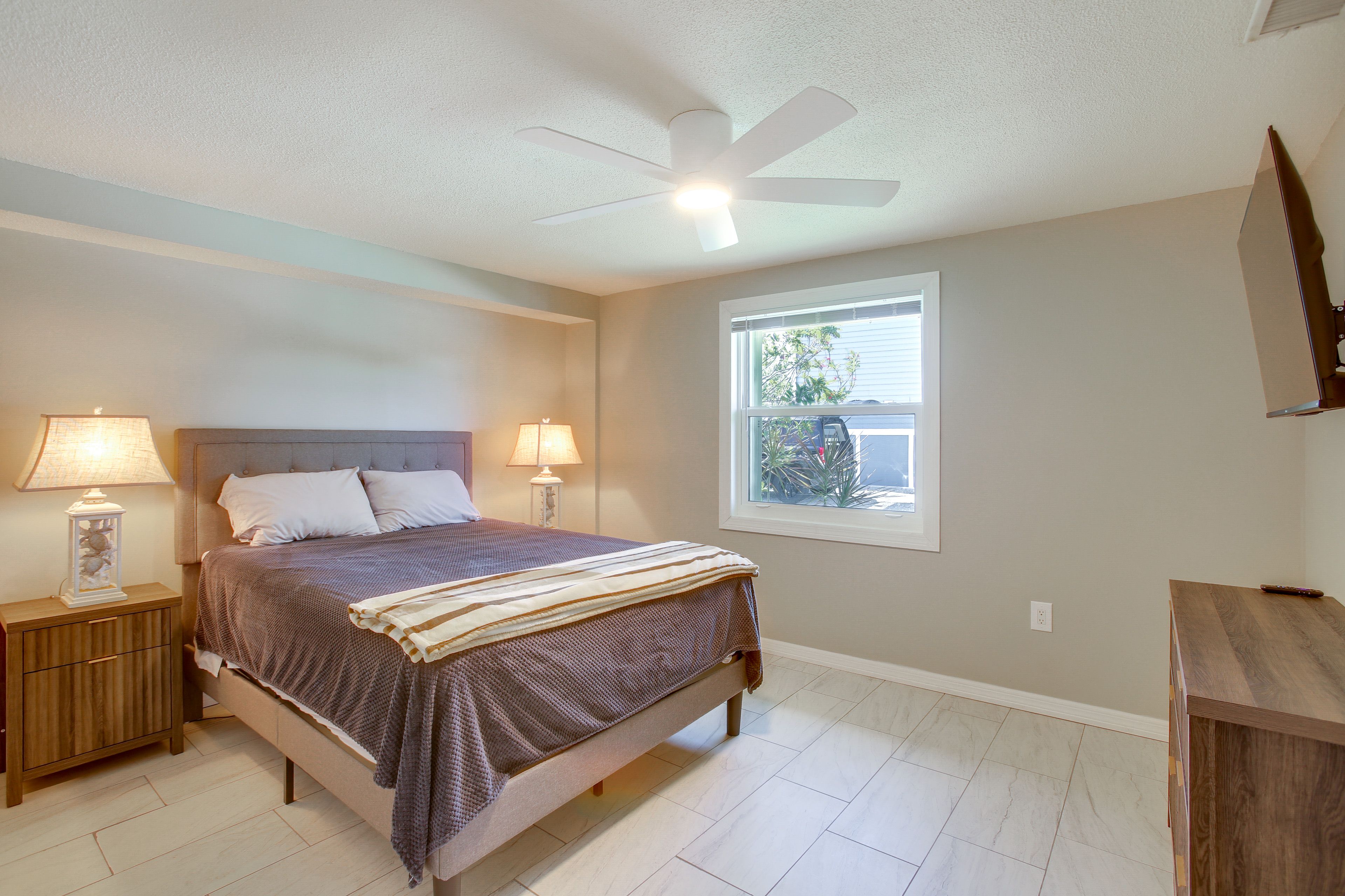 Bedroom 1 | Queen Bed