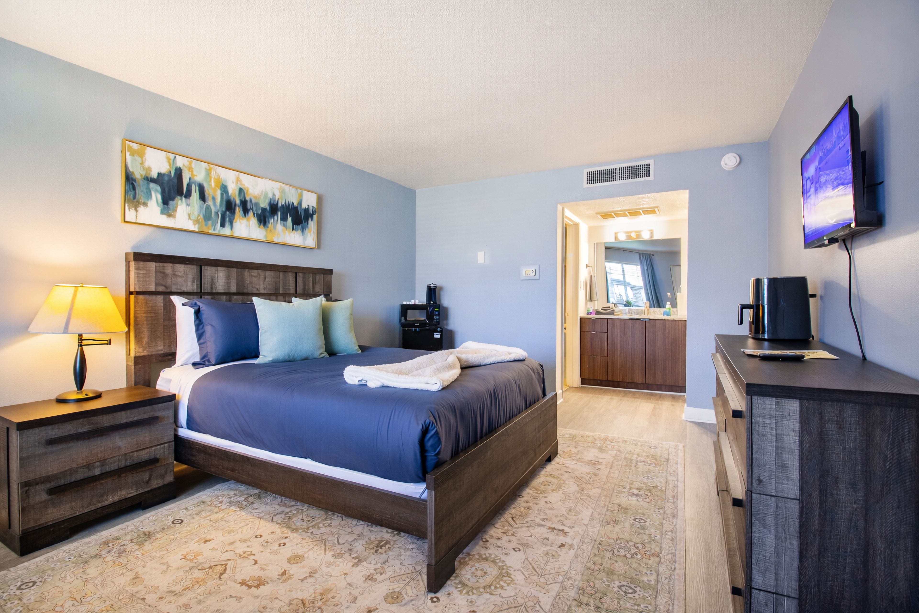 Studio | Queen Bed