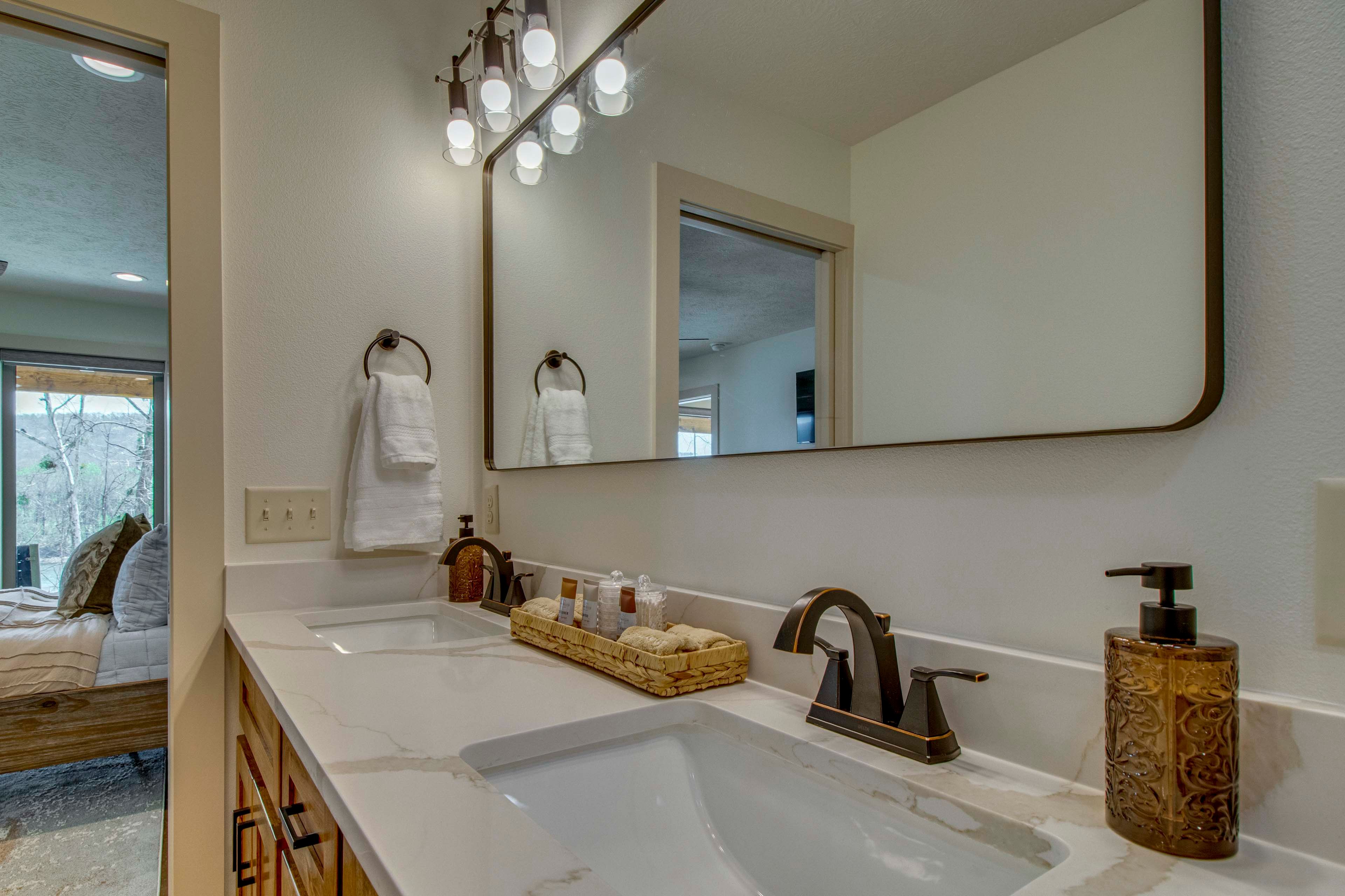 En-Suite Bathroom | Towels & Linens Provided
