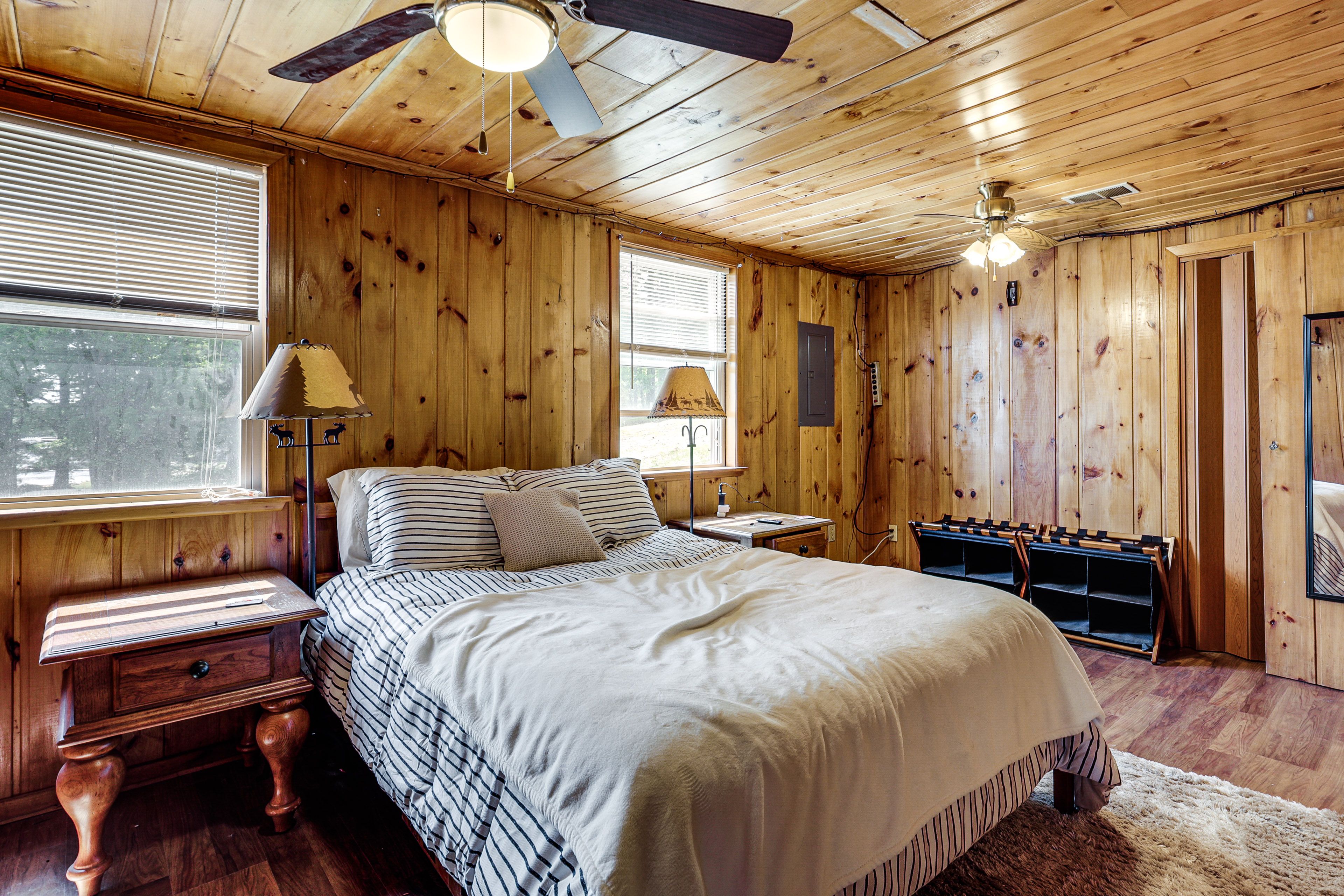 Bedroom 1 | Queen Bed