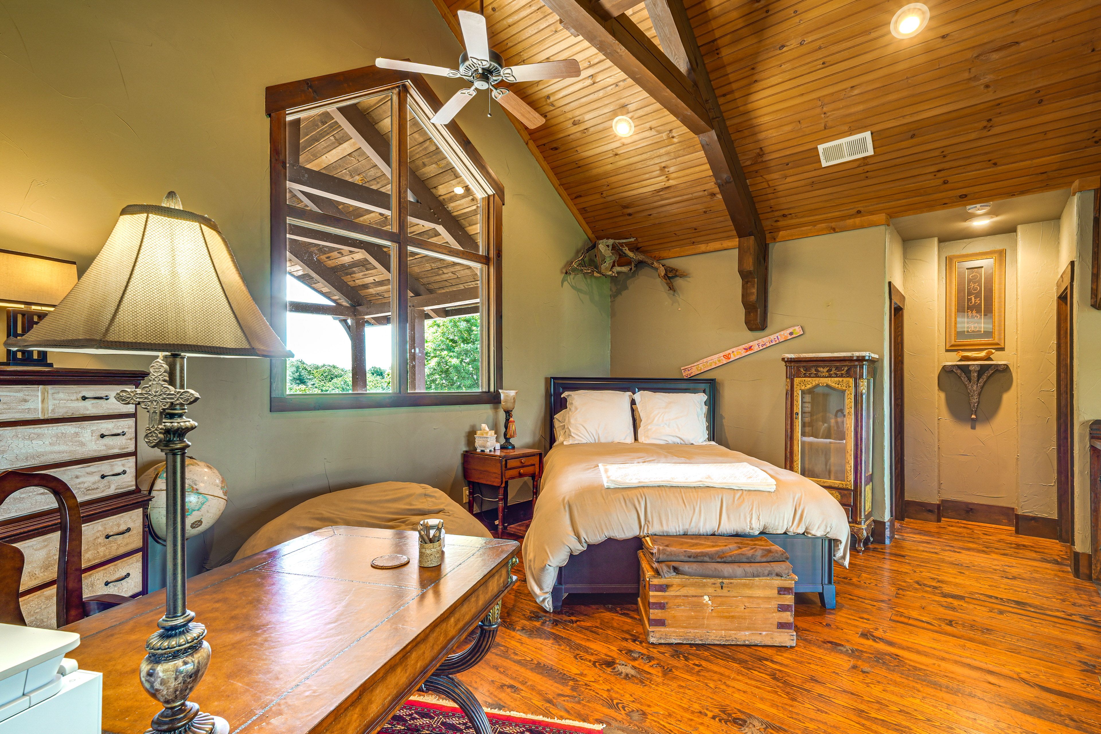 Loft | Queen Bed