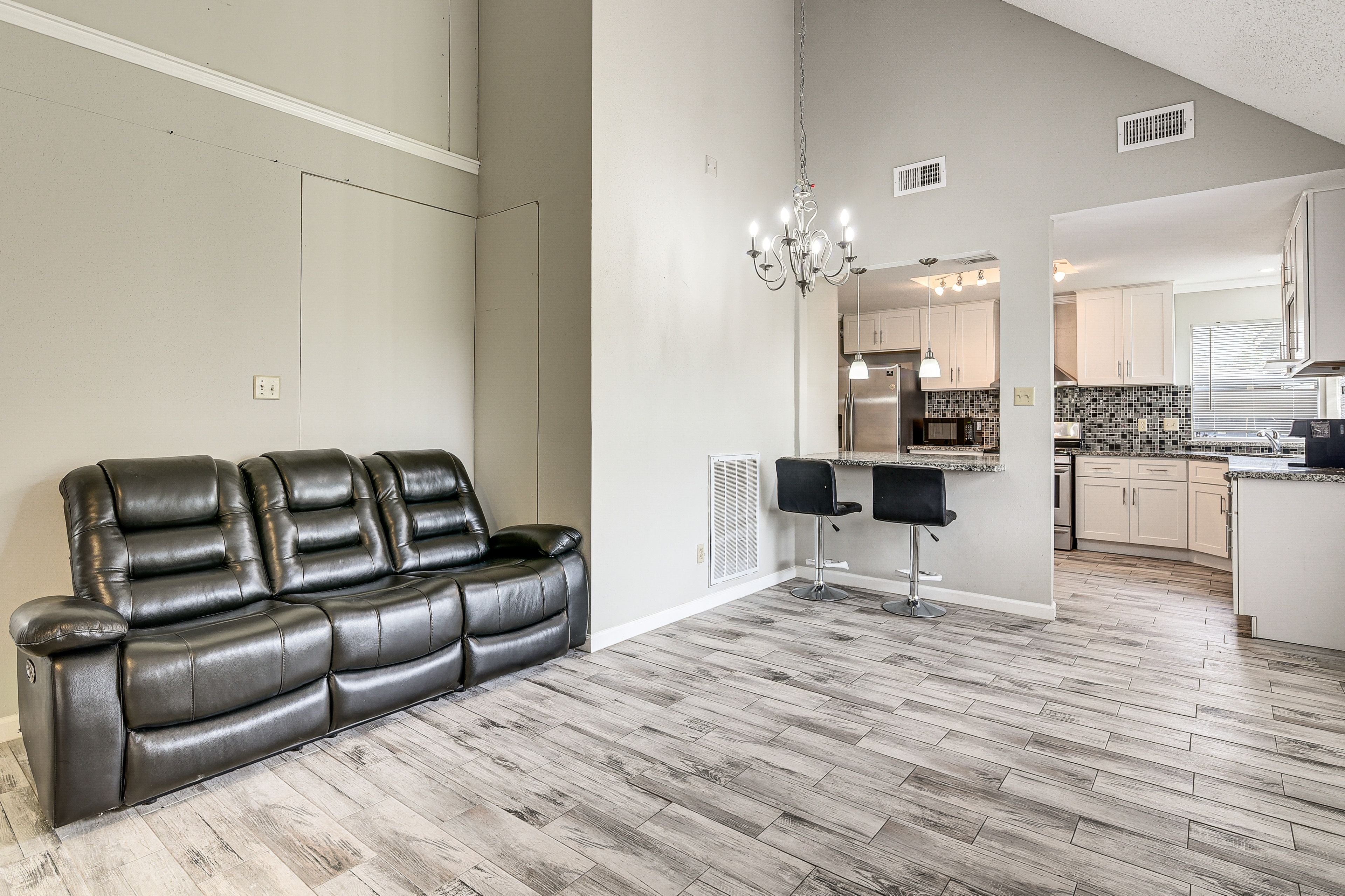 Houston Vacation Rental | 1BR | 1BA | 800 Sq Ft | 1 Step for Access