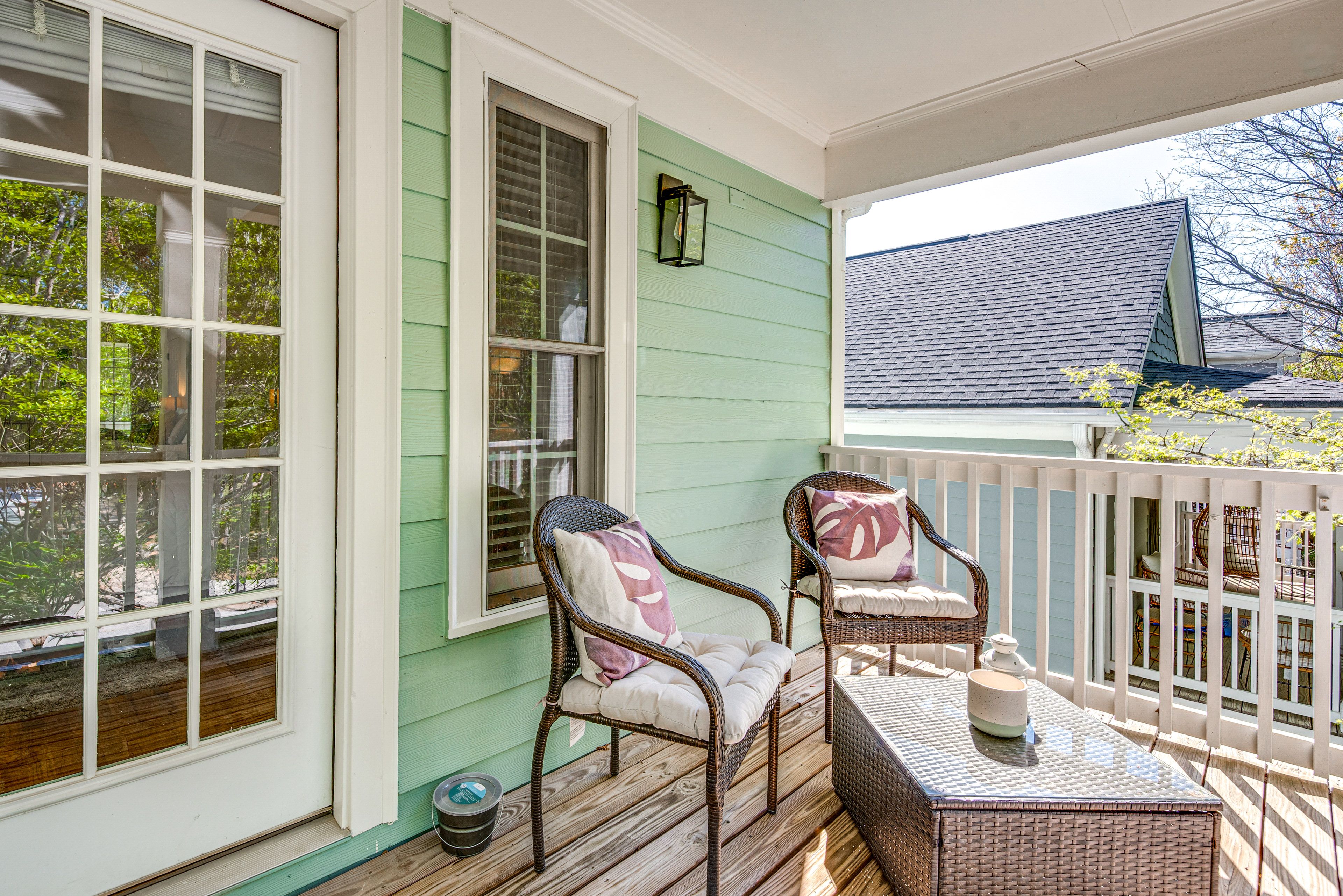 Upper Porch w/ Seating