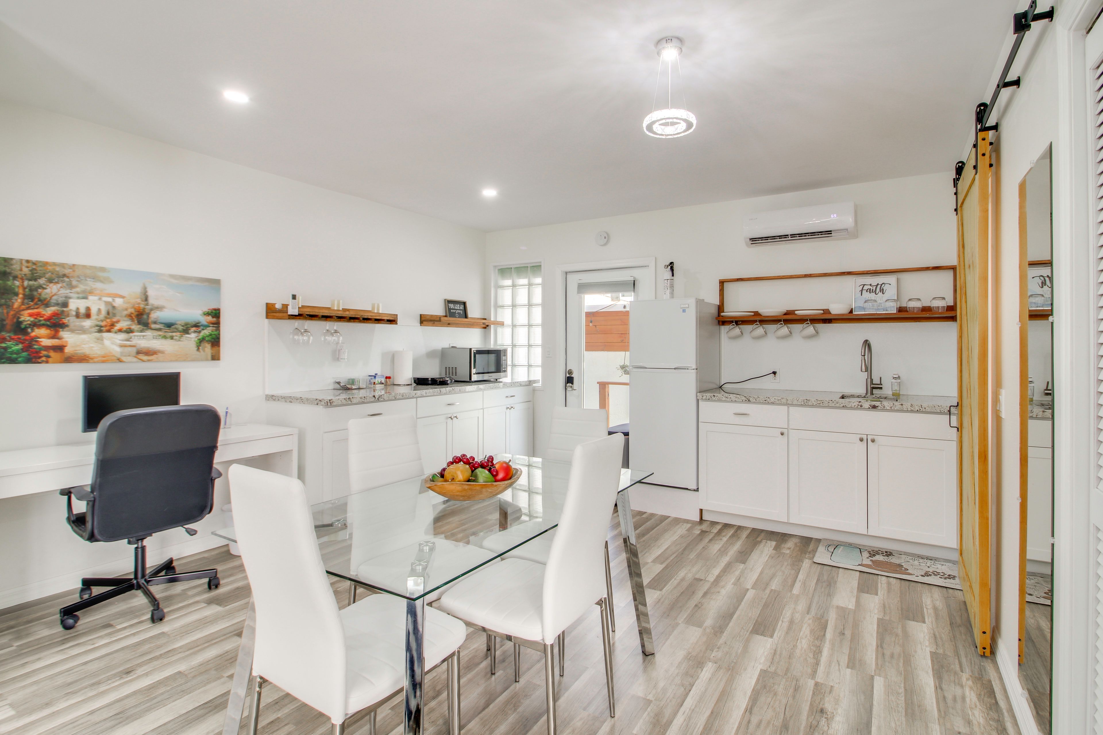 Kitchenette & Dining Area