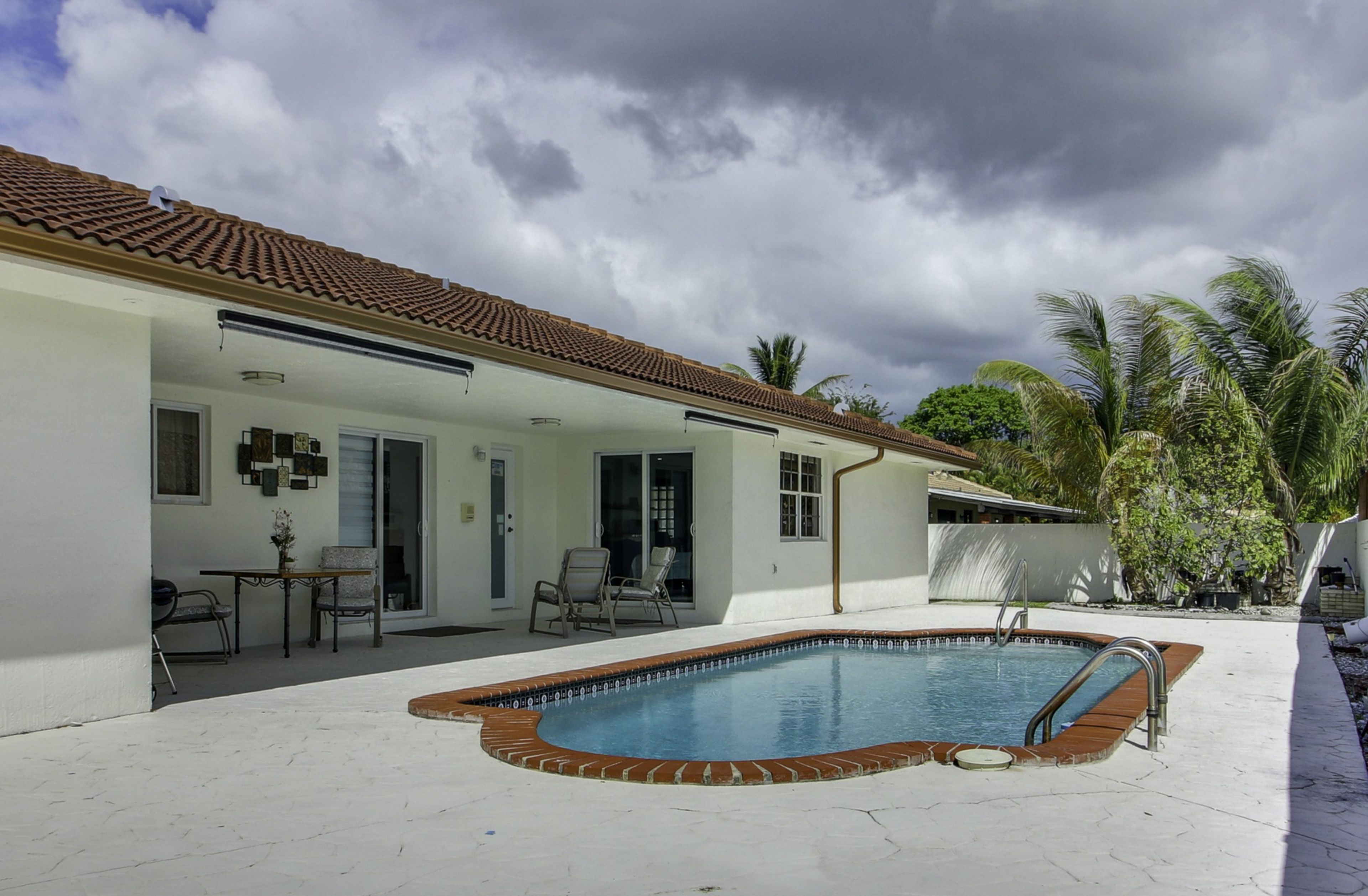Shared Outdoor Space | Single-Story Studio