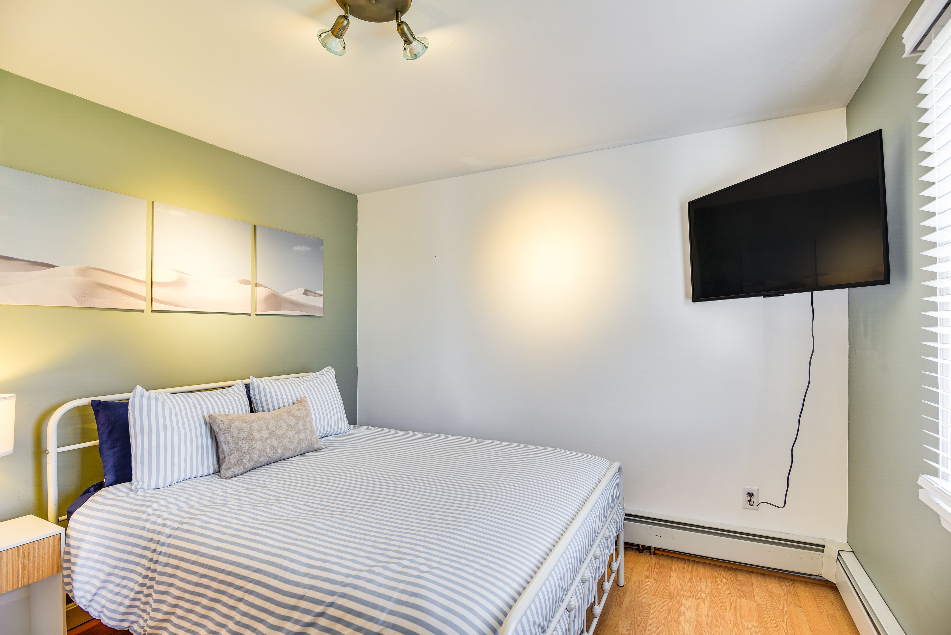 Bedroom 2 | Queen Bed | Upper Level