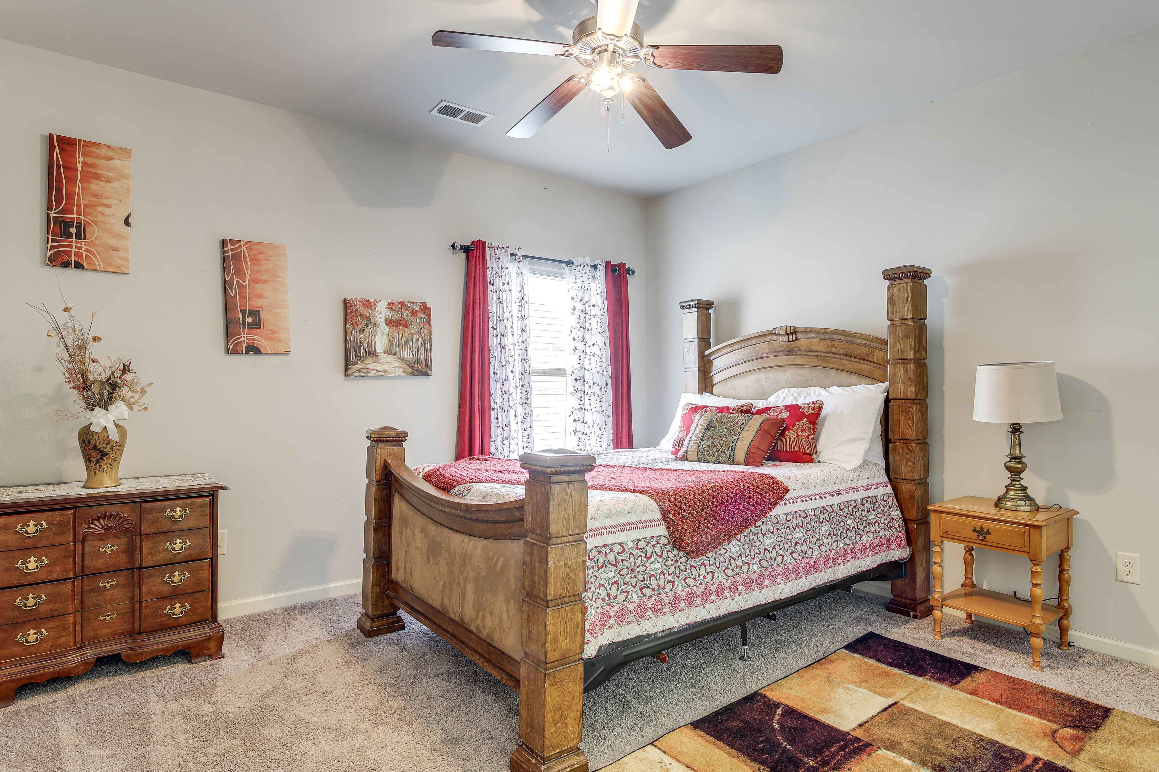 Bedroom 1 | Queen Bed | Smart TV | 1st Floor