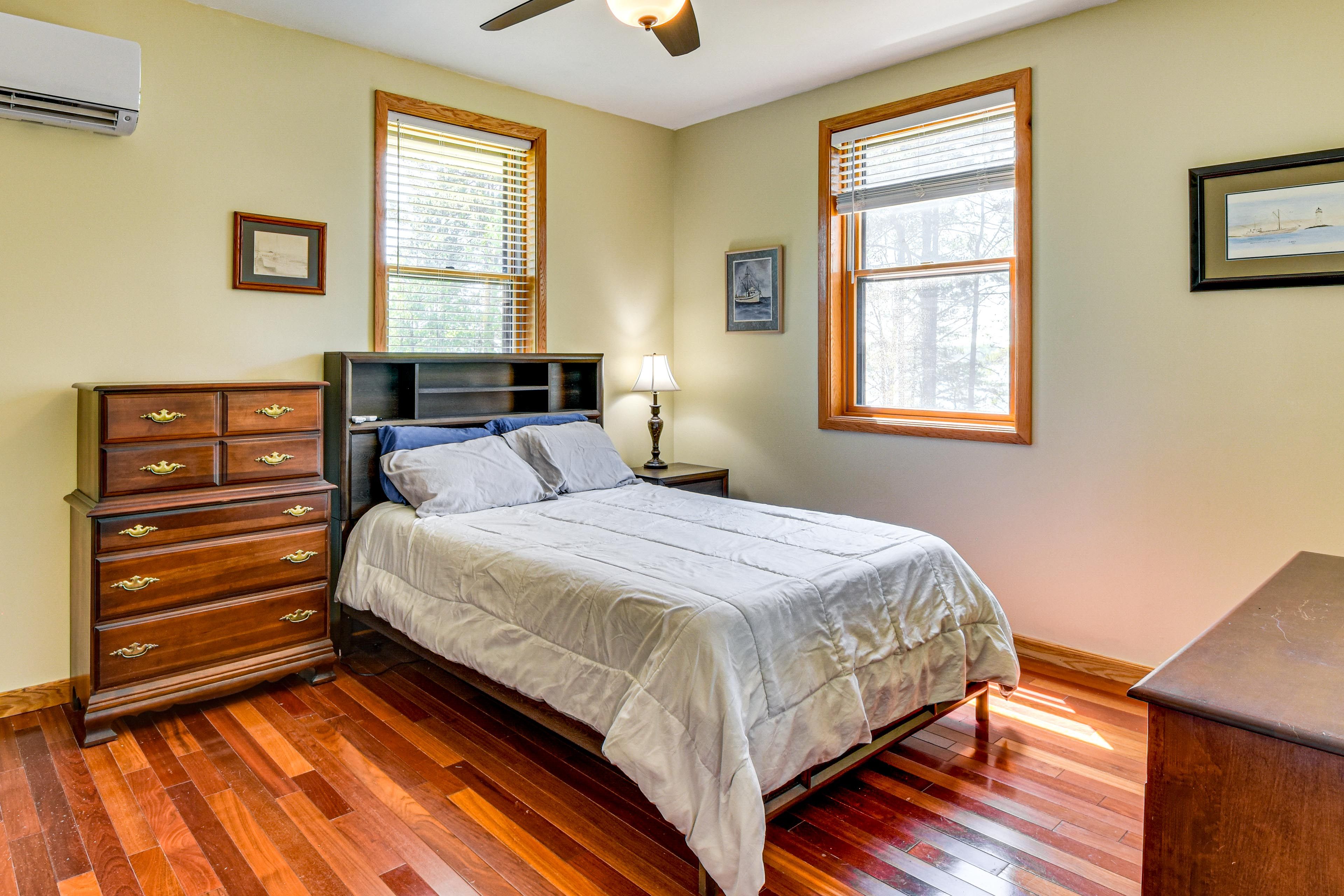 Bedroom 1 | Queen Bed