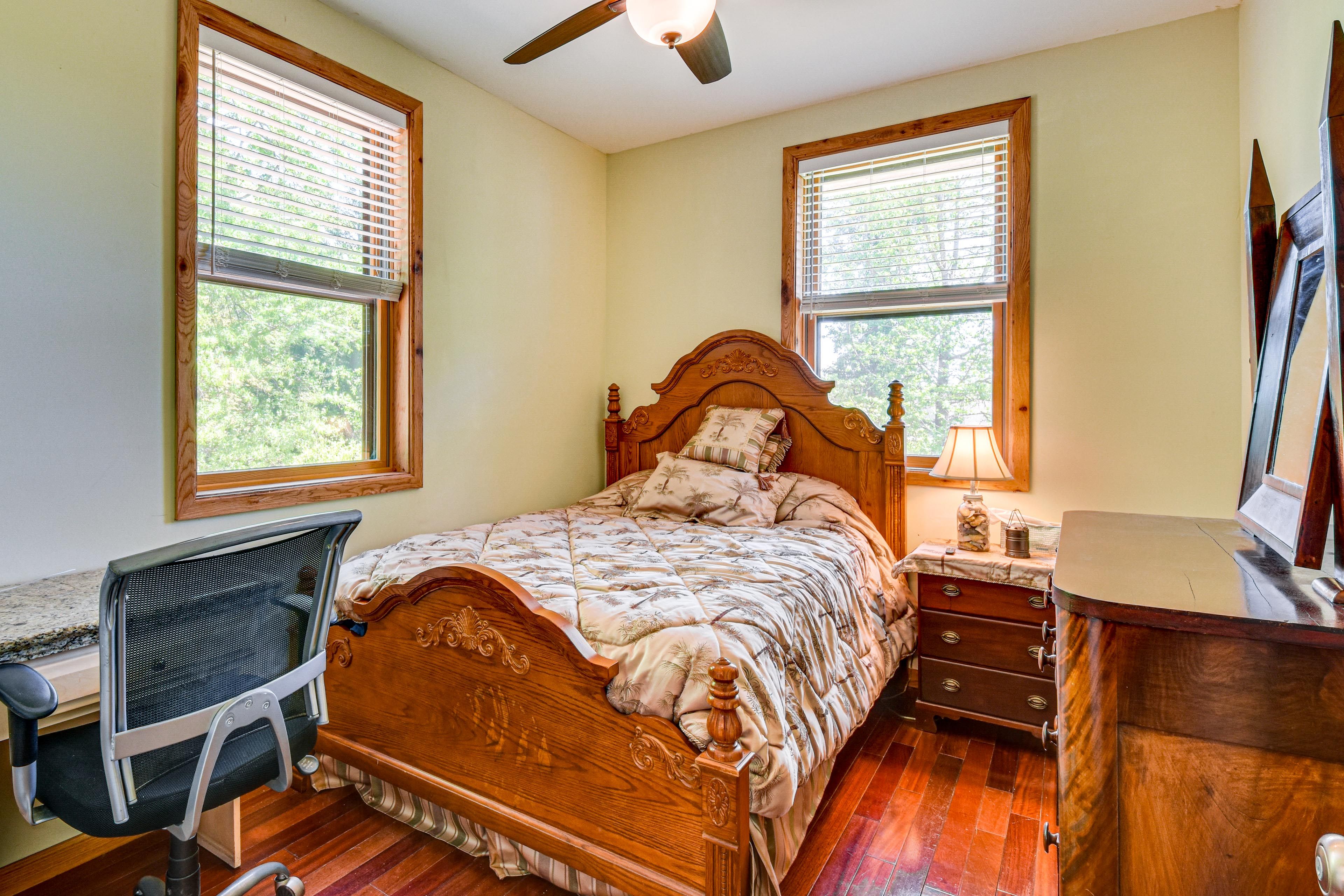 Bedroom 2 | Queen Bed