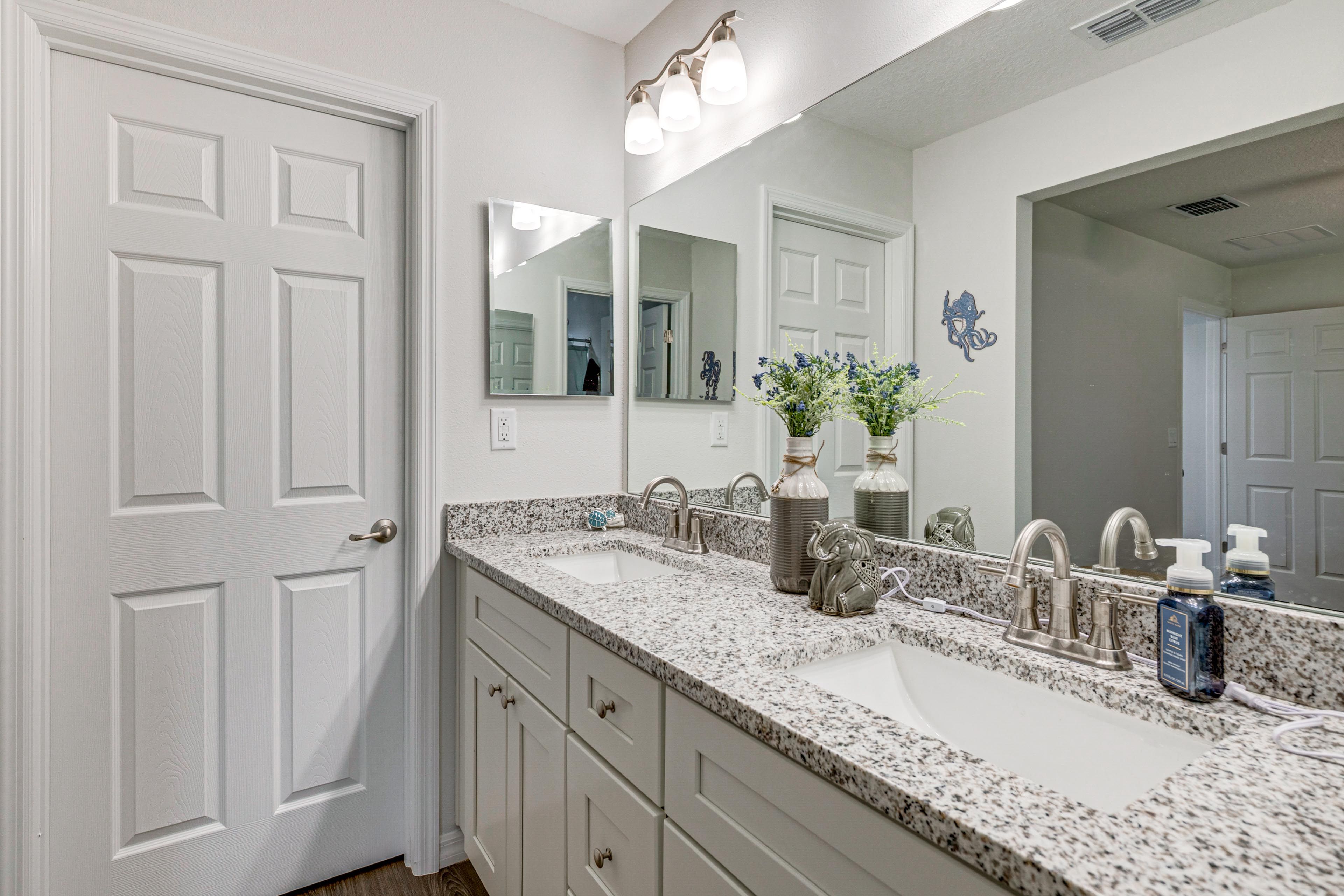 En-Suite Bathroom | Towels & Linens Provided