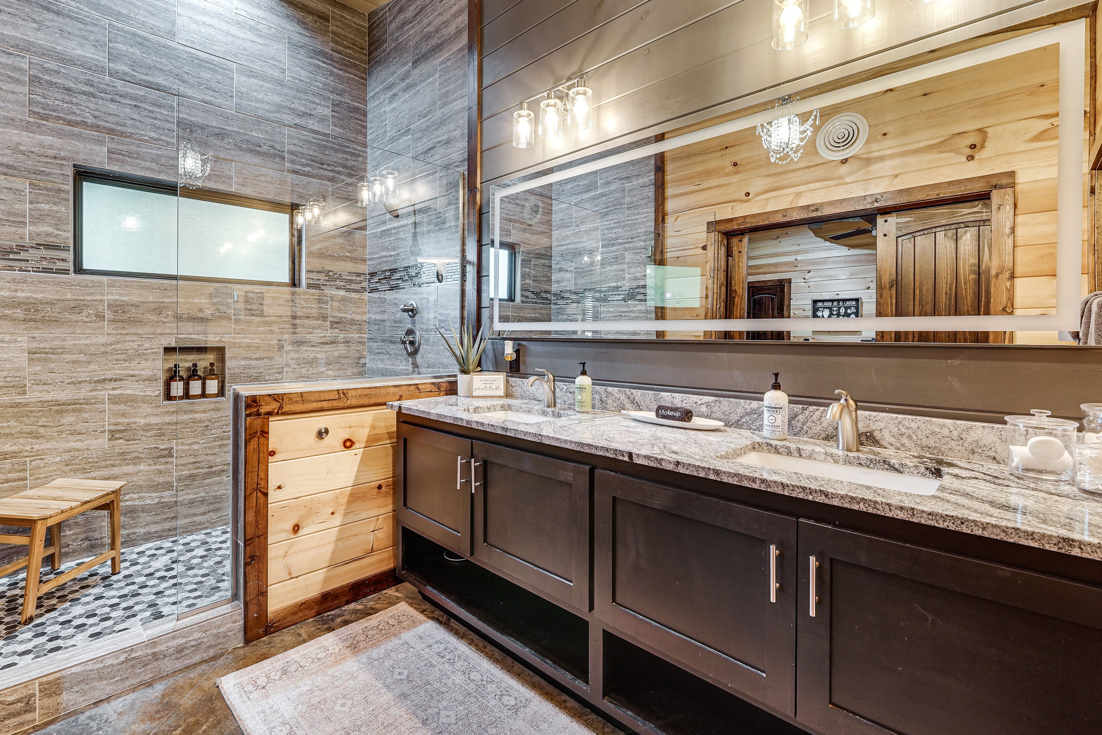 En-Suite Bathroom | Towels & Linens Provided