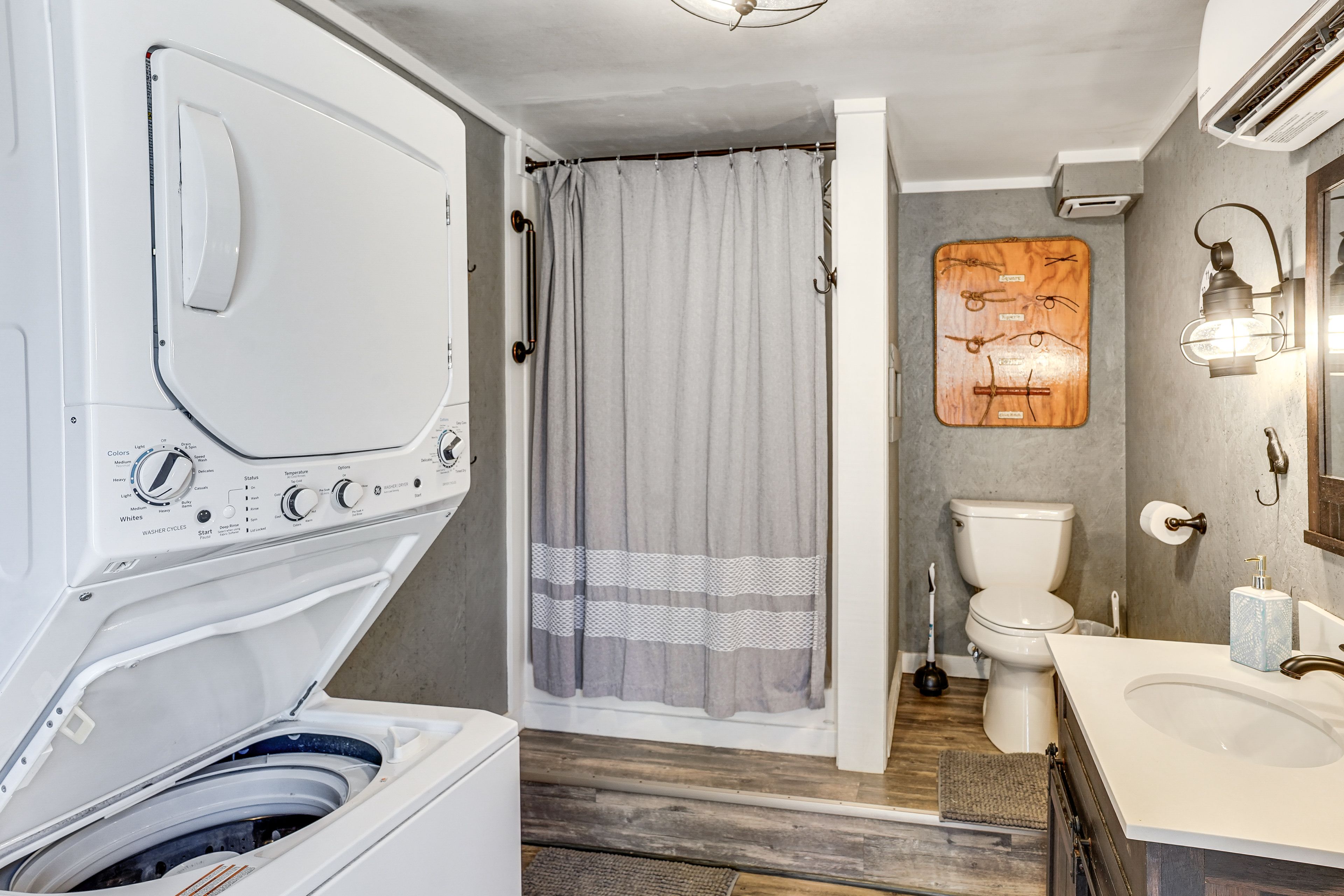 Full Bathroom | Washer/Dryer