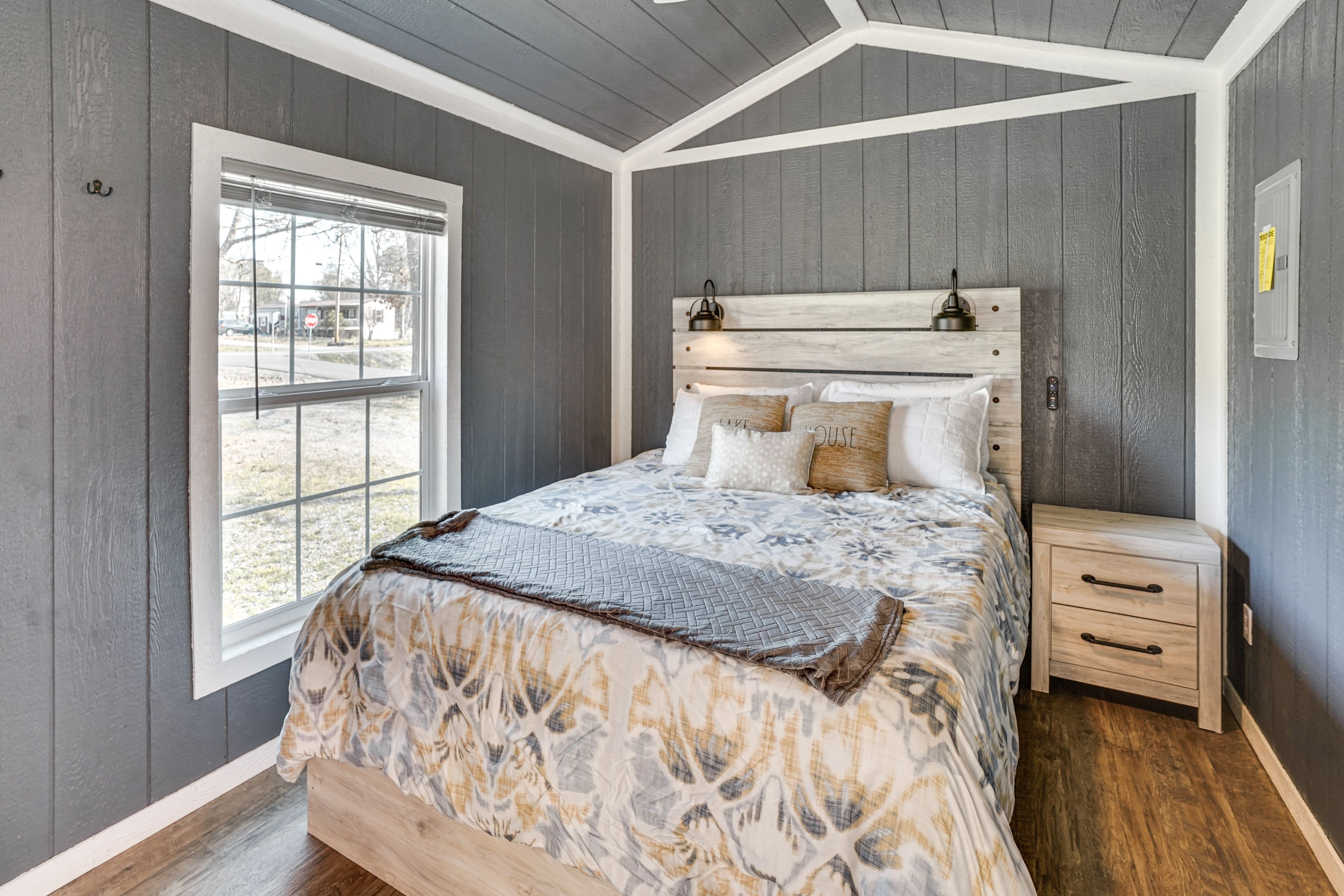 Bedroom 2 | Queen Bed