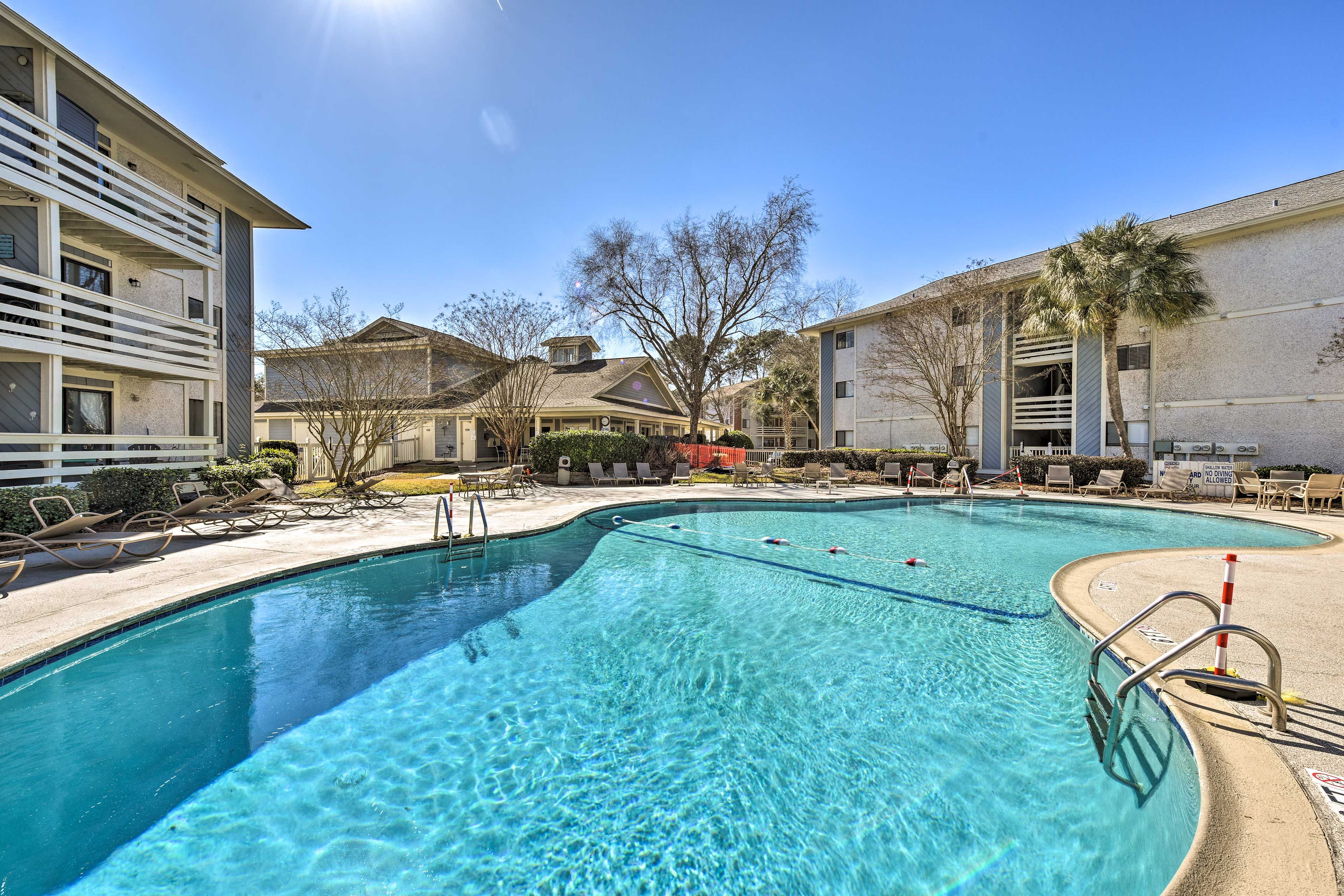 Community Amenities | Outdoor Pools & Hot Tub