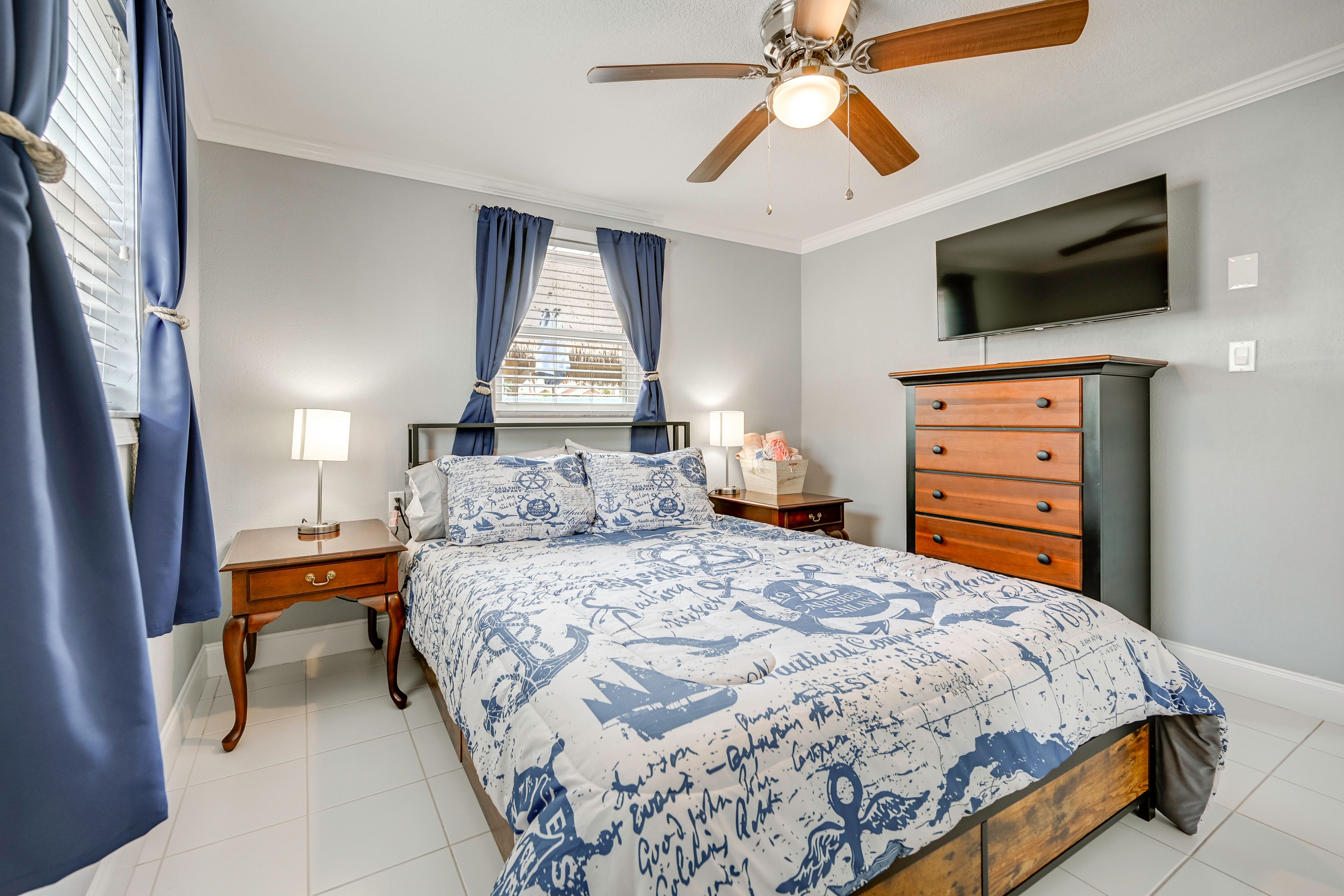 Bedroom 2 | Queen Bed