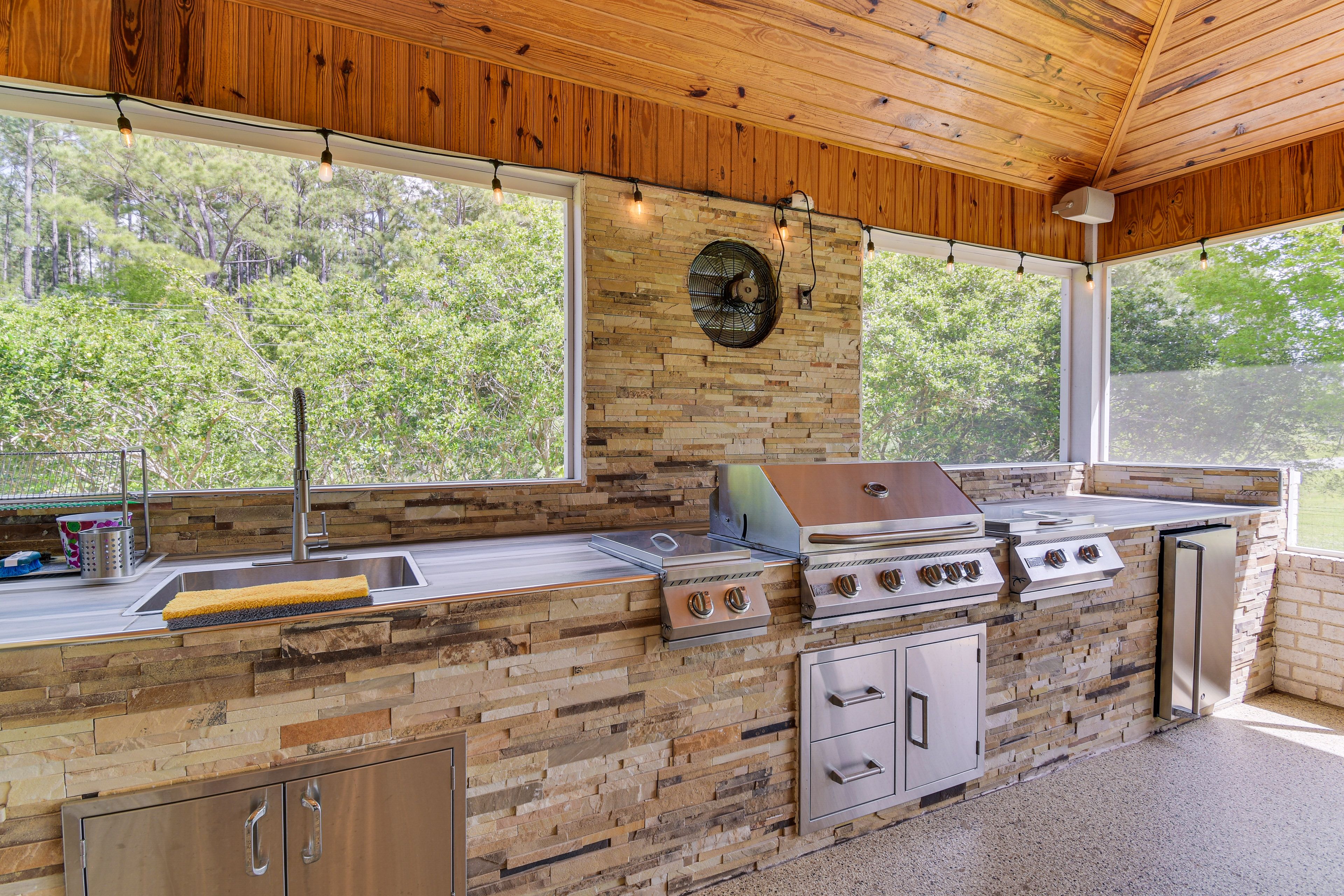 Outdoor Kitchen | Dining Area | Smart TV