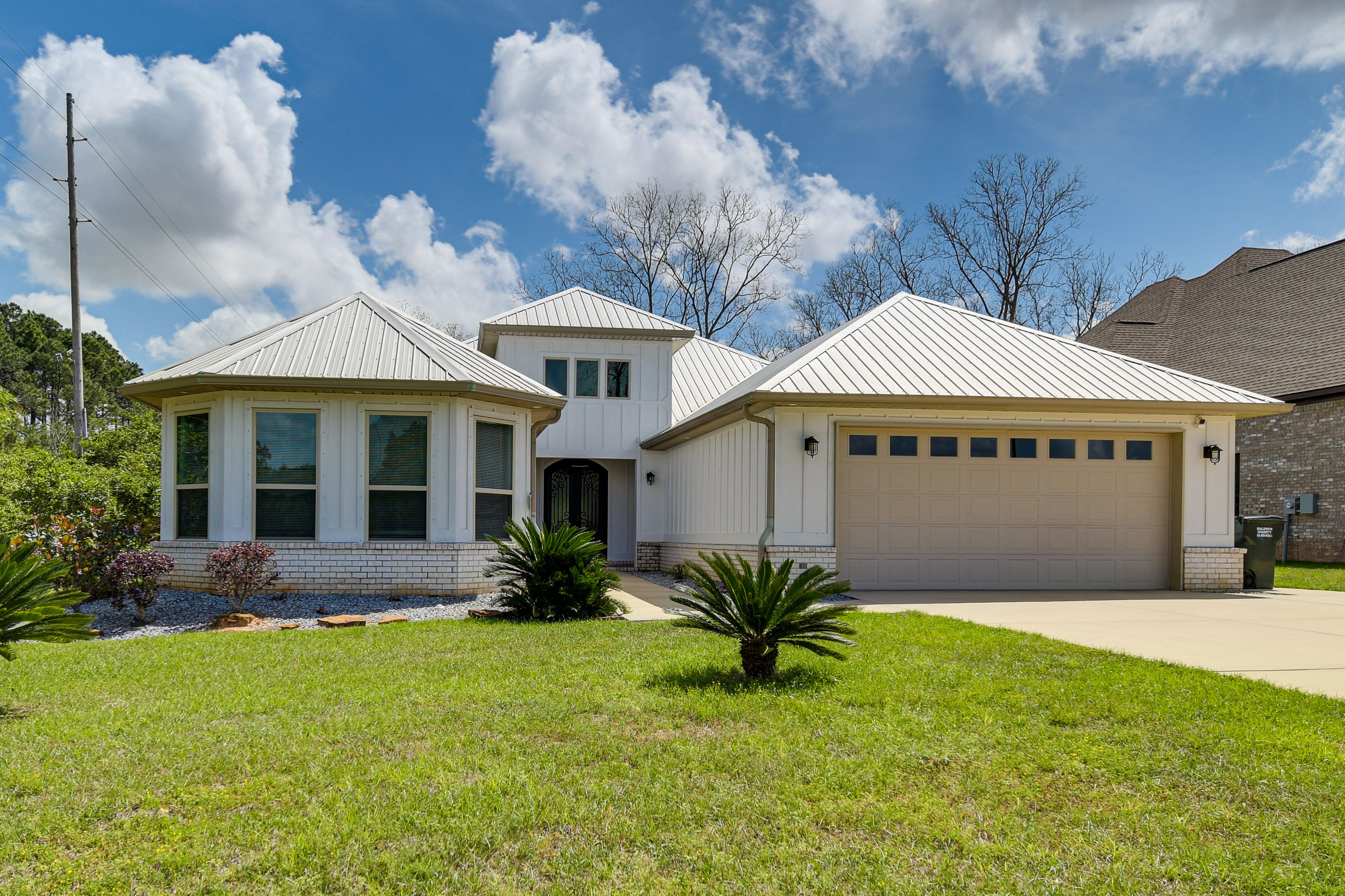 House Exterior | Garage (2 Vehicles) | Driveway (3 Vehicles)