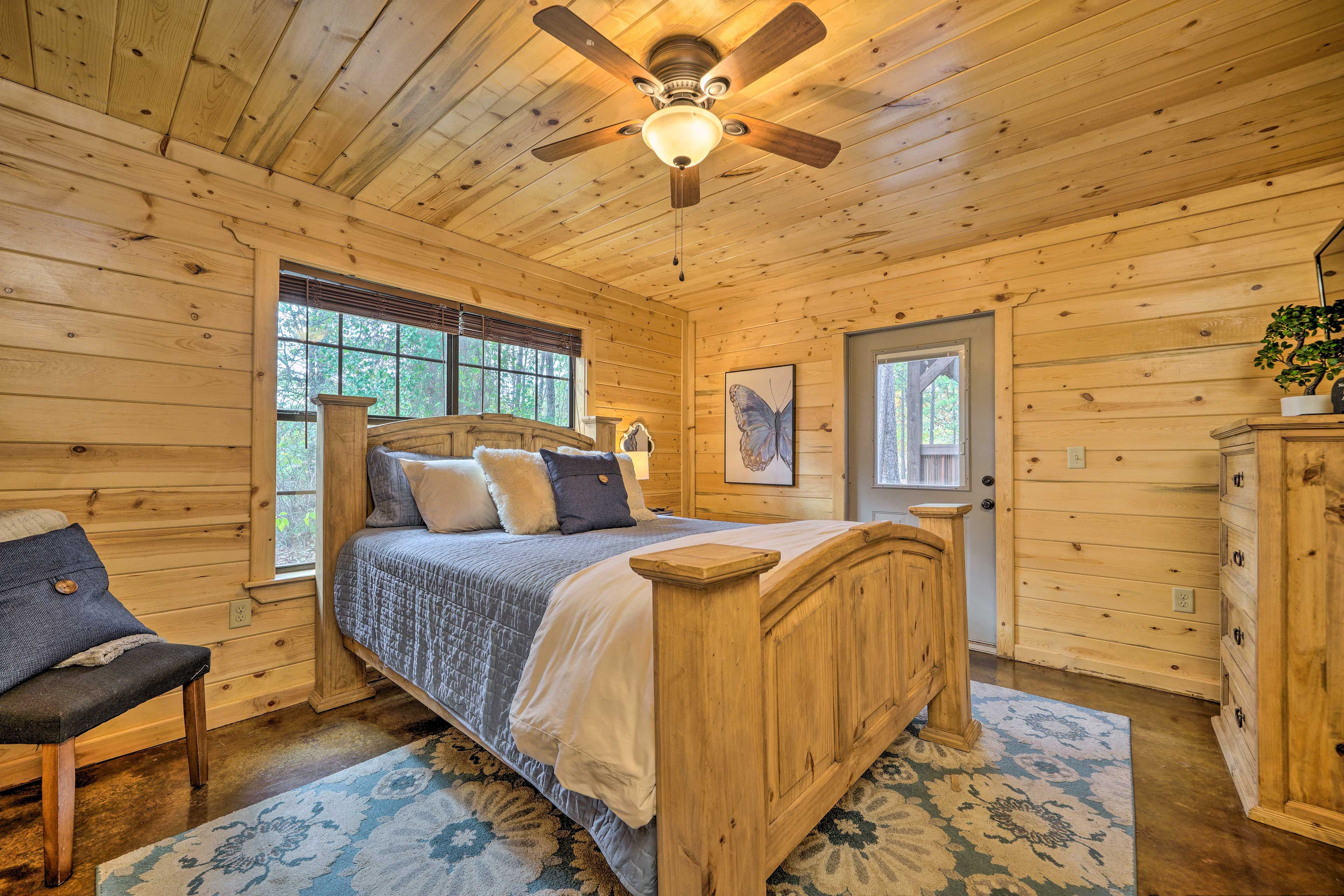 Bedroom 1 | Queen Bed | Cabin 1 | 1st Floor