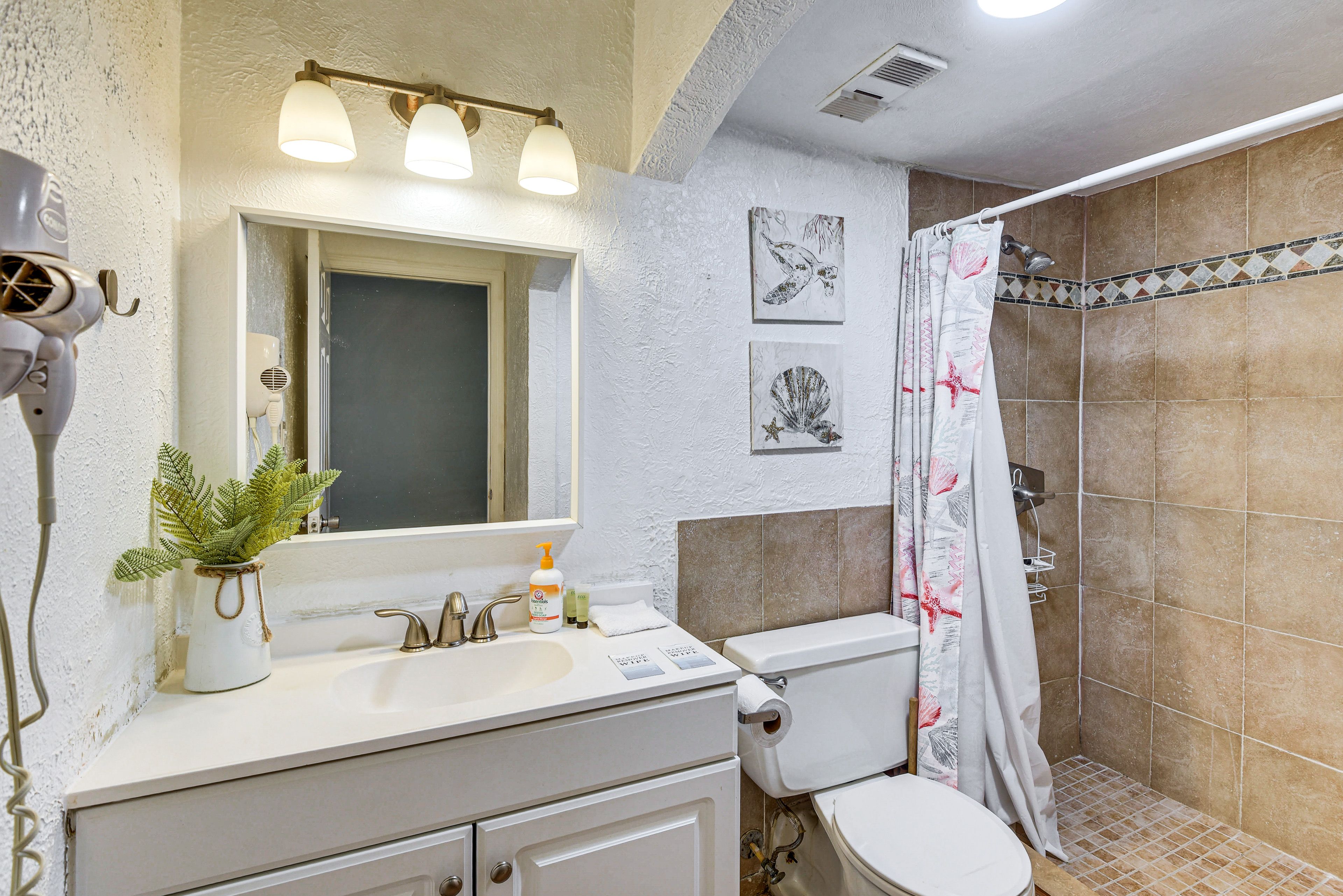 Studio | Full Bathroom
