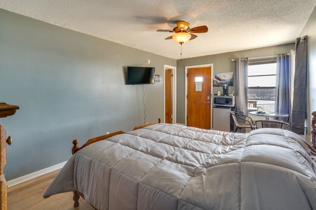 Room 6 at Eagles Nest Motel & Lounge, Lake Ozark, photo 5 of 6