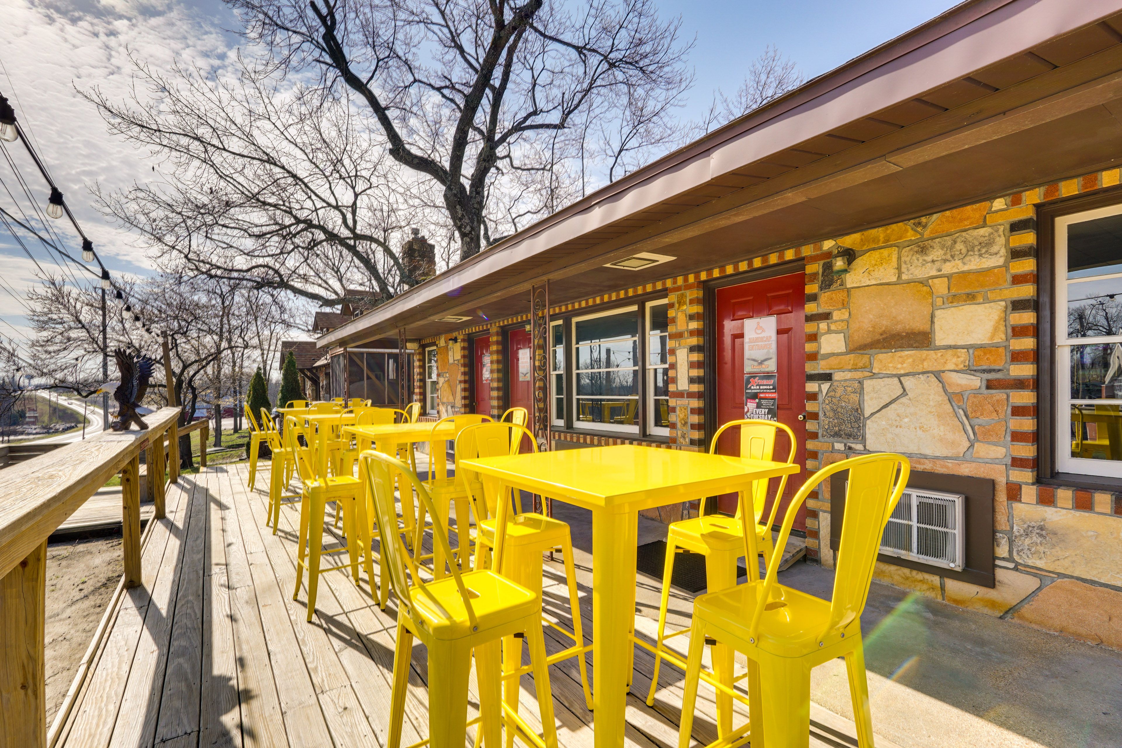 Eagle's Nest Motel & Lounge | Community Amenities