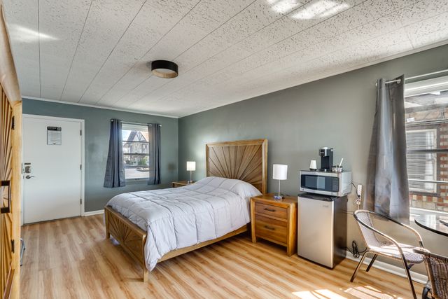 Room 3 at Eagles Nest Motel & Lounge, Lake Ozark, photo 4 of 6