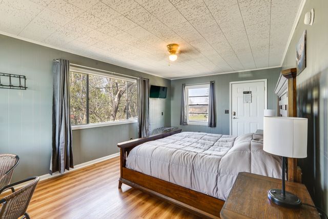 Room 4 at Eagles Nest Motel & Lounge, Lake Ozark, photo 4 of 6