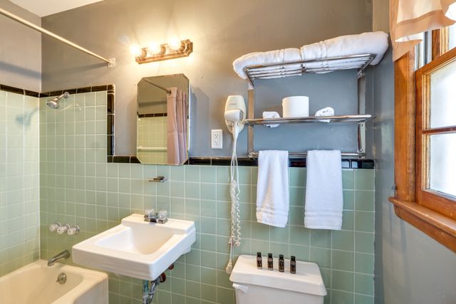 Room 4 at Eagles Nest Motel & Lounge, Lake Ozark, photo 6 of 6