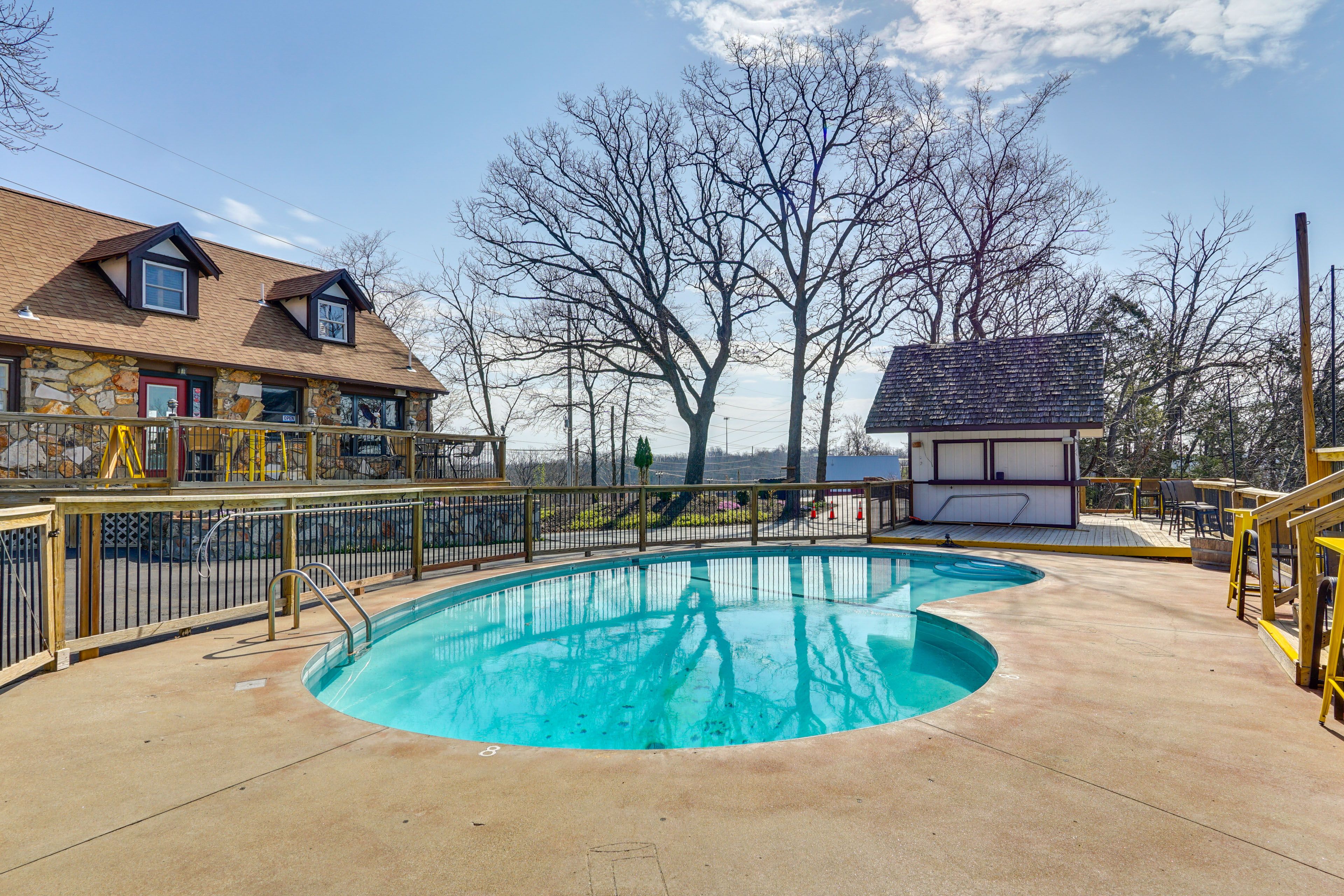 Eagles Nest Motel & Lounge | Community Amenities