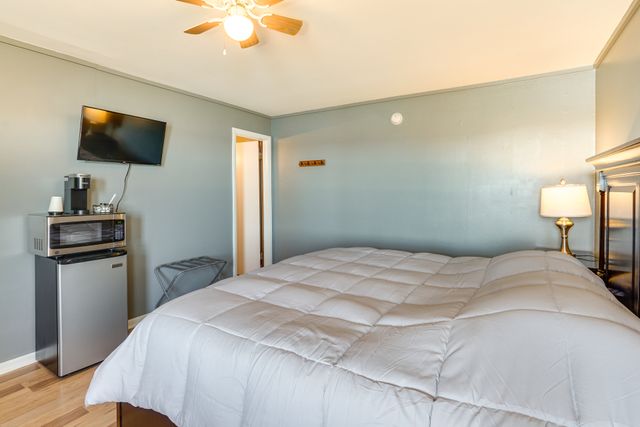 Room 7 at Eagles Nest Motel & Lounge, Lake Ozark, photo 6 of 6