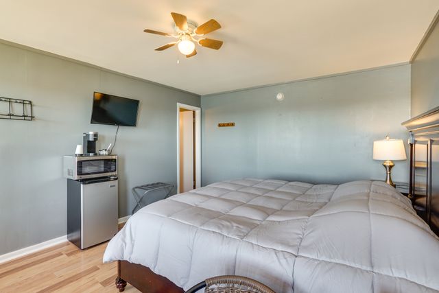 Room 7 at Eagles Nest Motel & Lounge, Lake Ozark, photo 3 of 6
