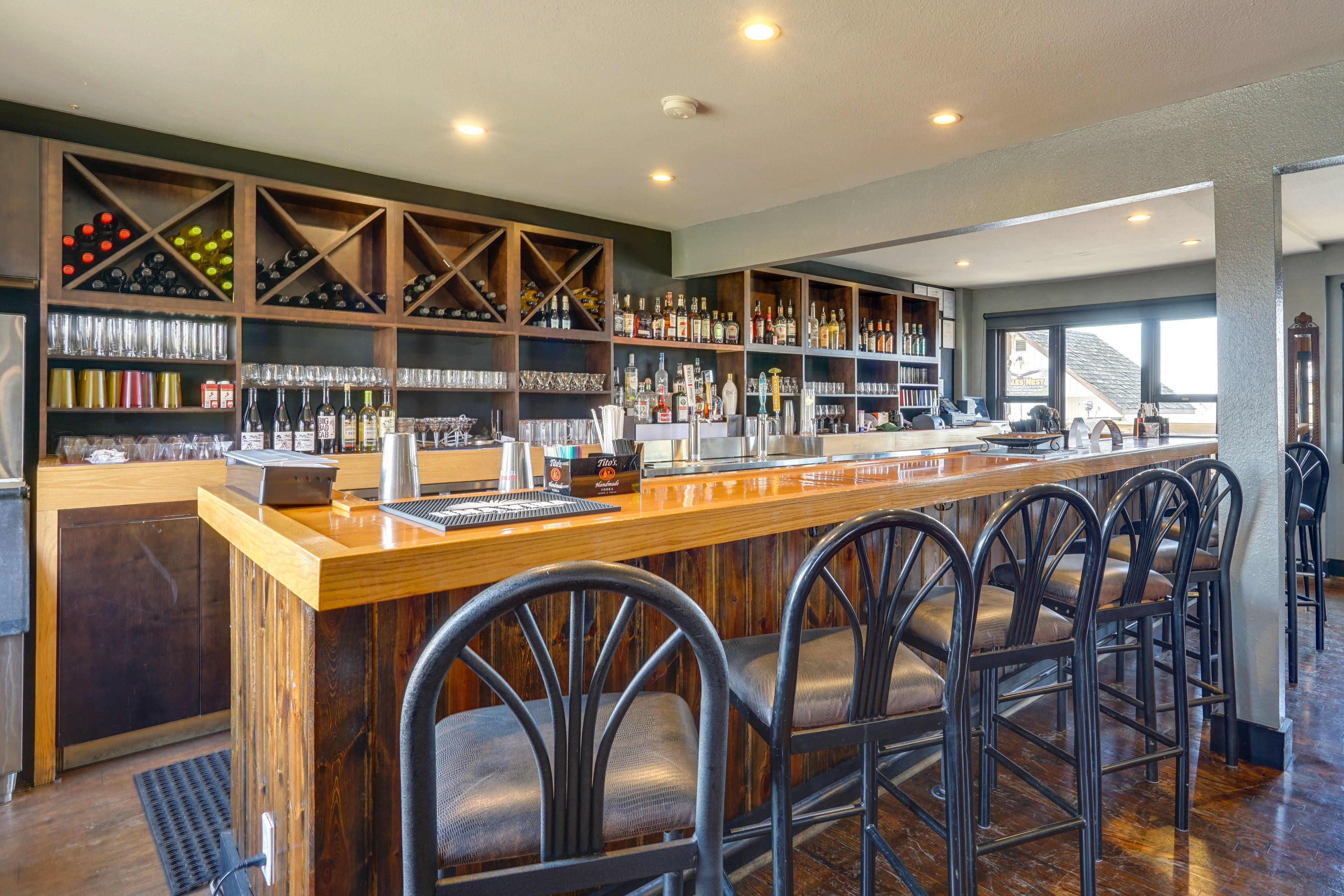 Eagles Nest Motel & Lounge | Community Bar & Restaurant