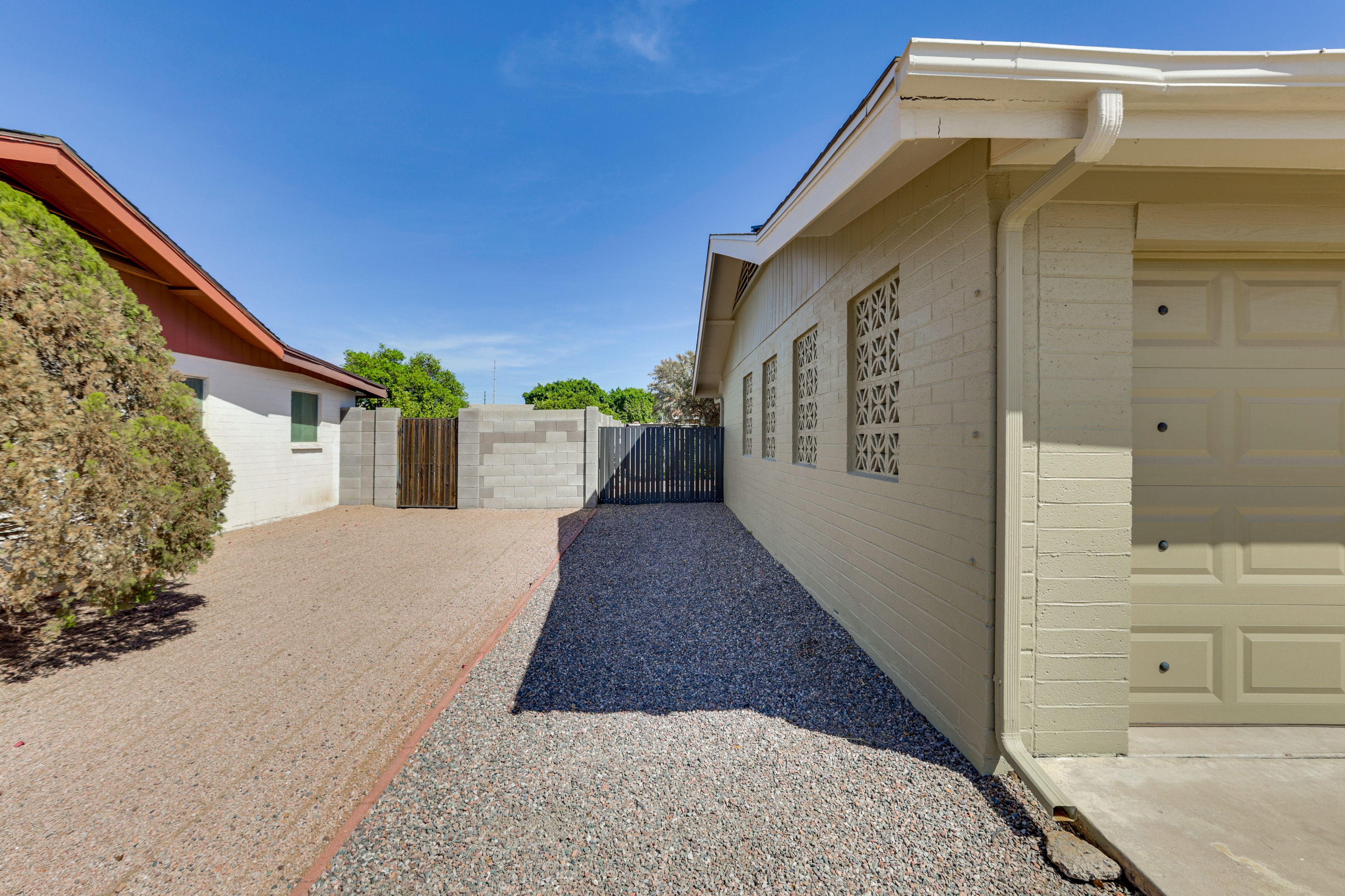 Parking | Driveway (2 Vehicles) | Free Street