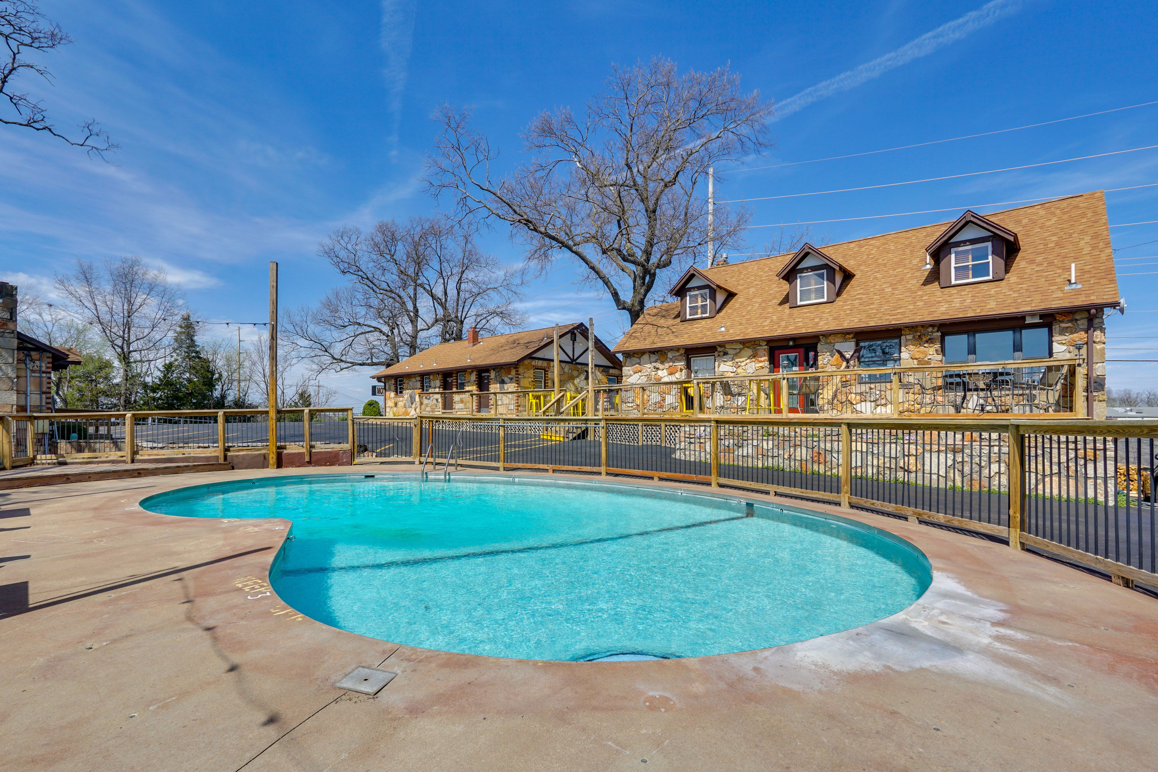 Eagles Nest Motel & Lounge | Community Amenities
