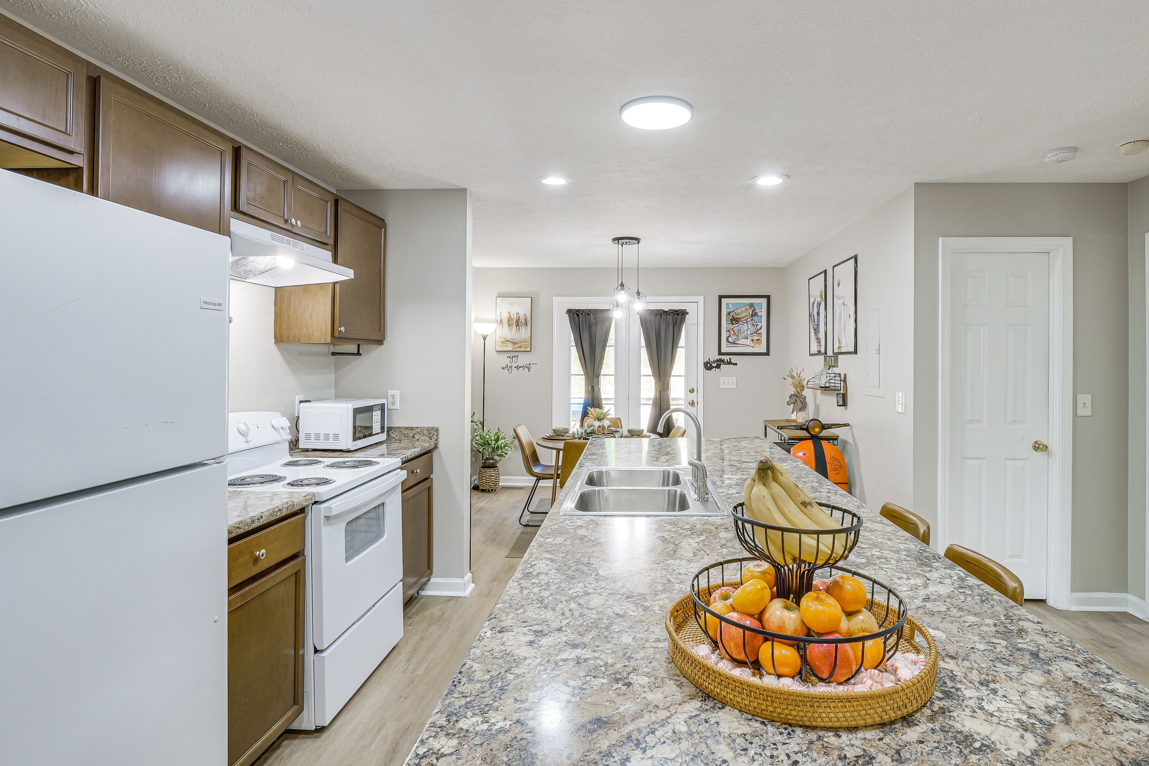 Kitchen & Dining Area