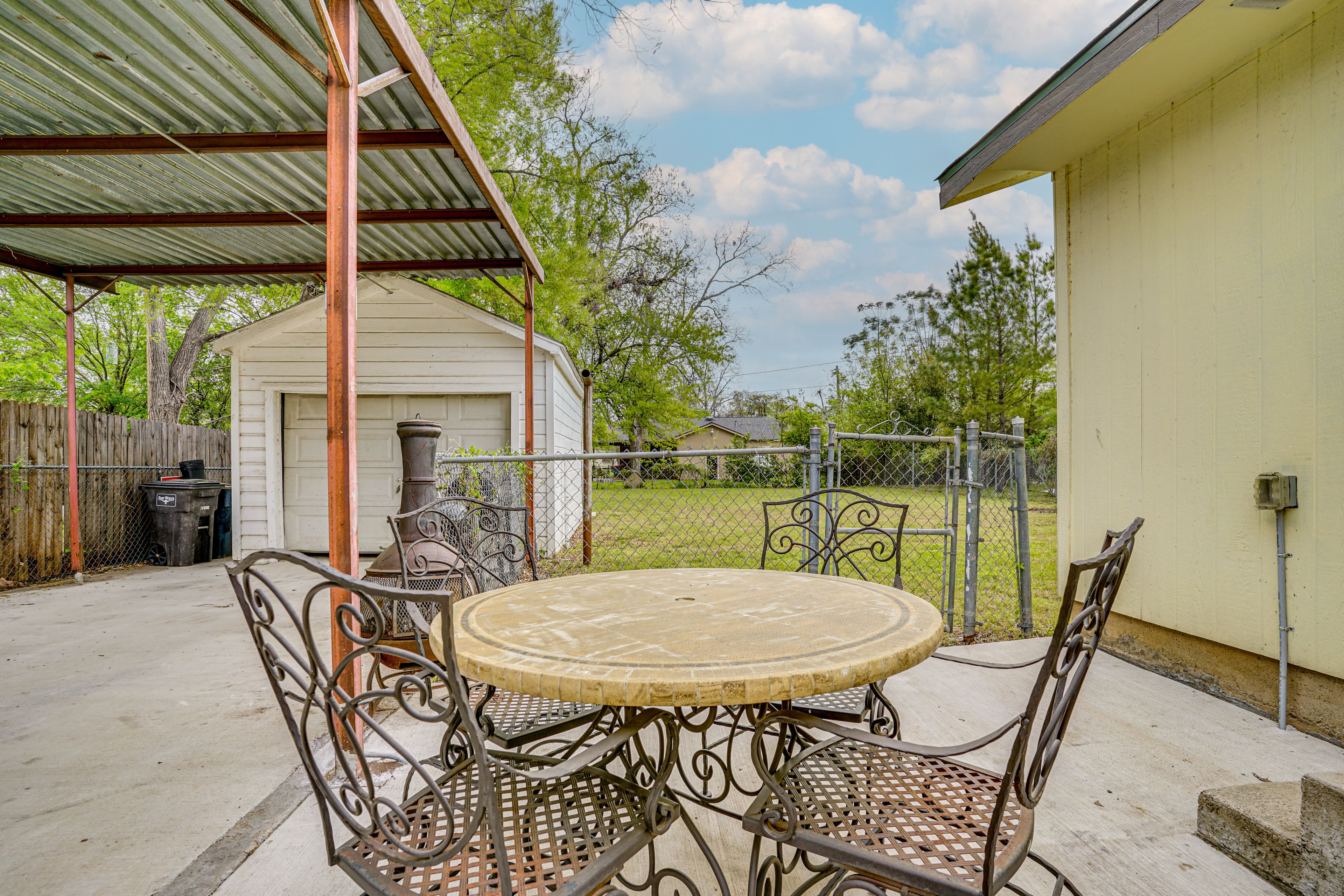 Outdoor Dining | Fenced Yard