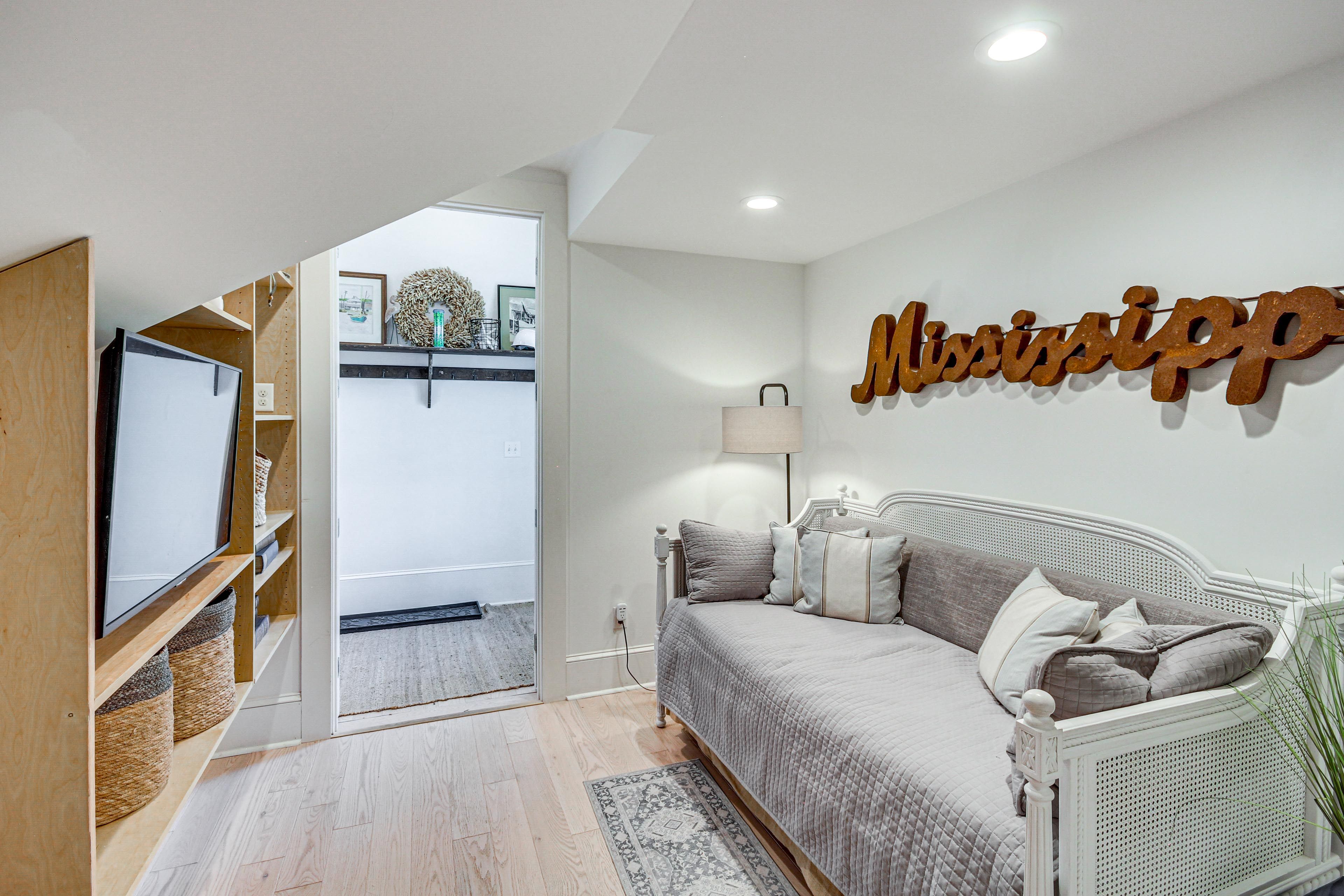 Sleeping Nook | 1st Floor | Twin Daybed w/ Twin Trundle