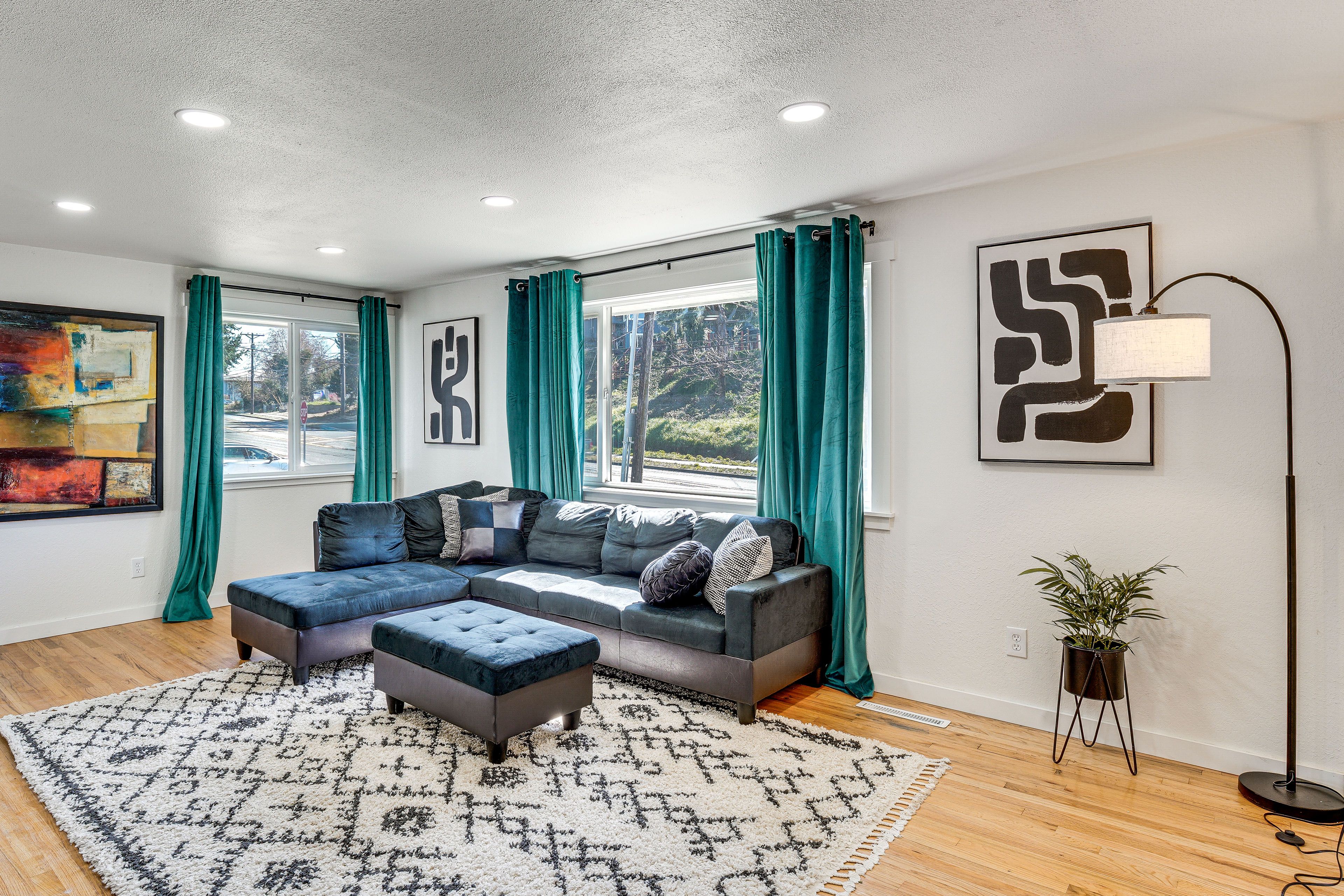 Living Room | Free WiFi | Fireplace