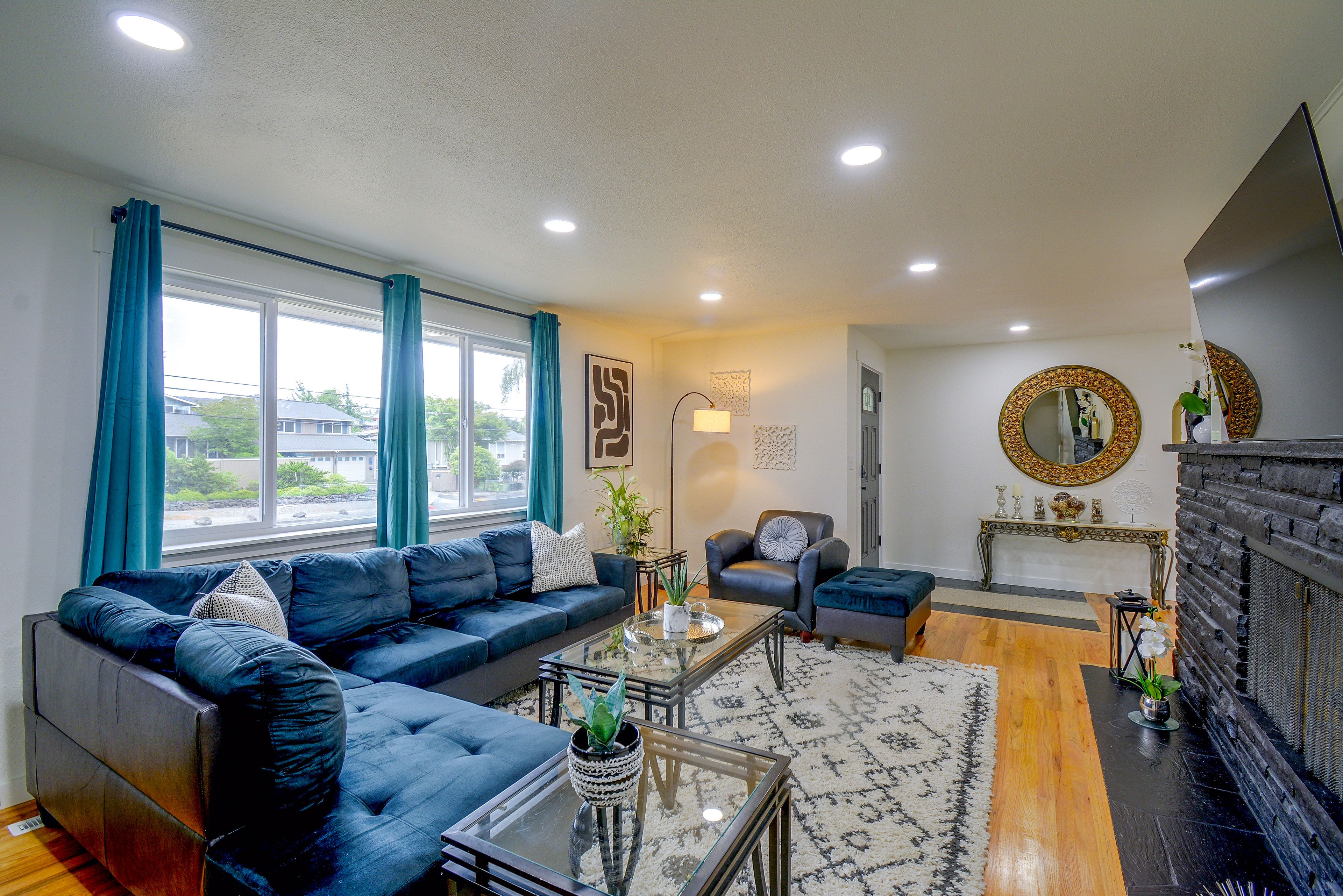 Living Room | Free WiFi | Fireplace