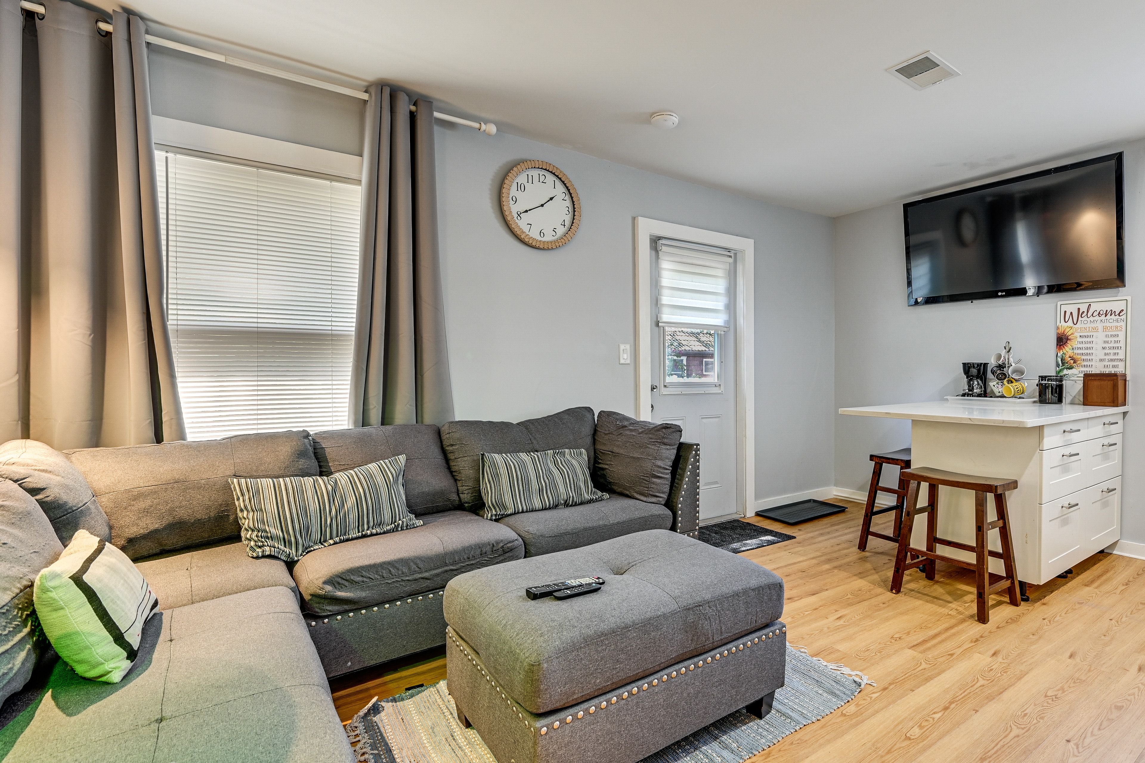 Tampa Vacation Rental | 1BR | 1BA | 520 Sq Ft | Stairs Required