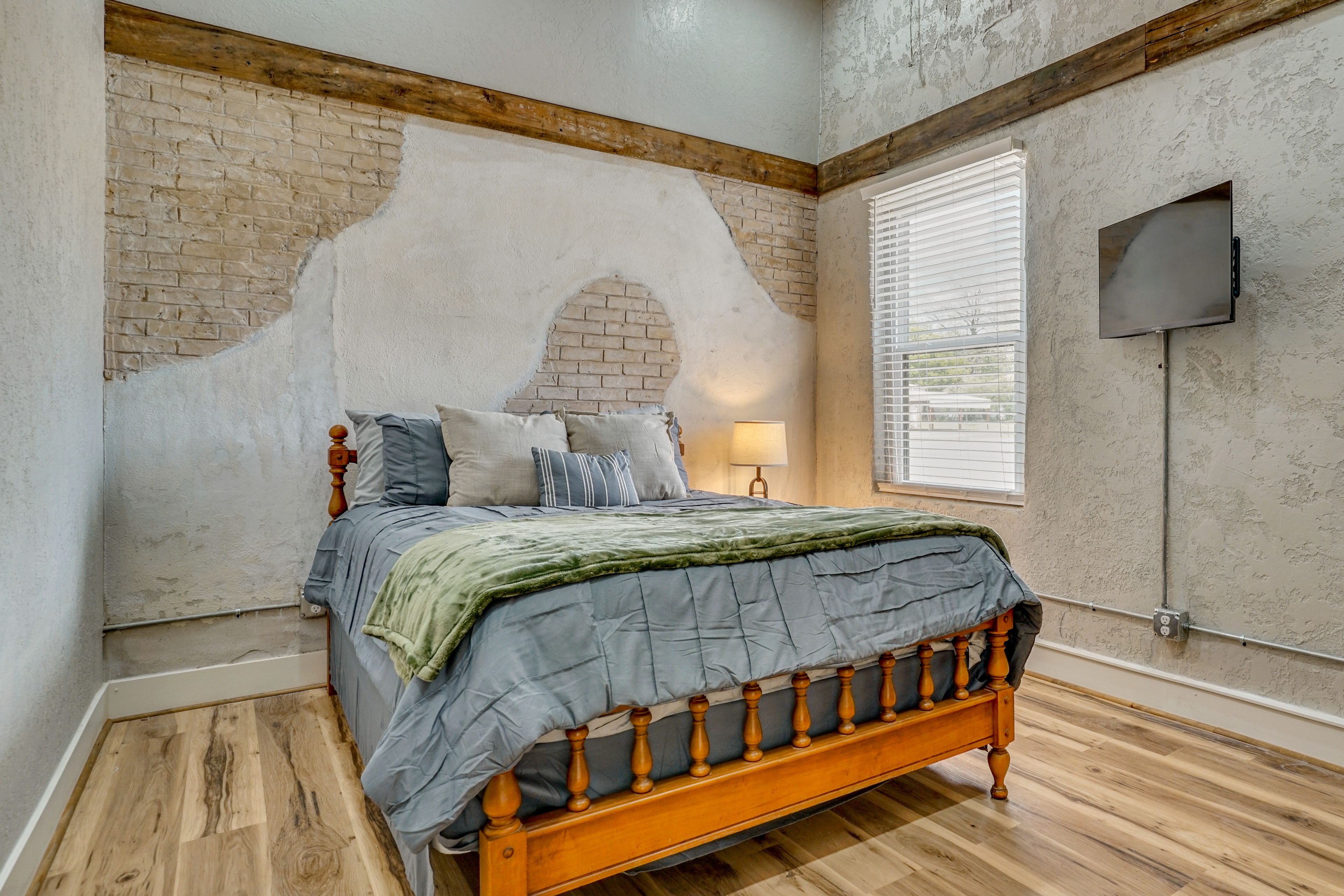 Bedroom 1 | Queen Bed