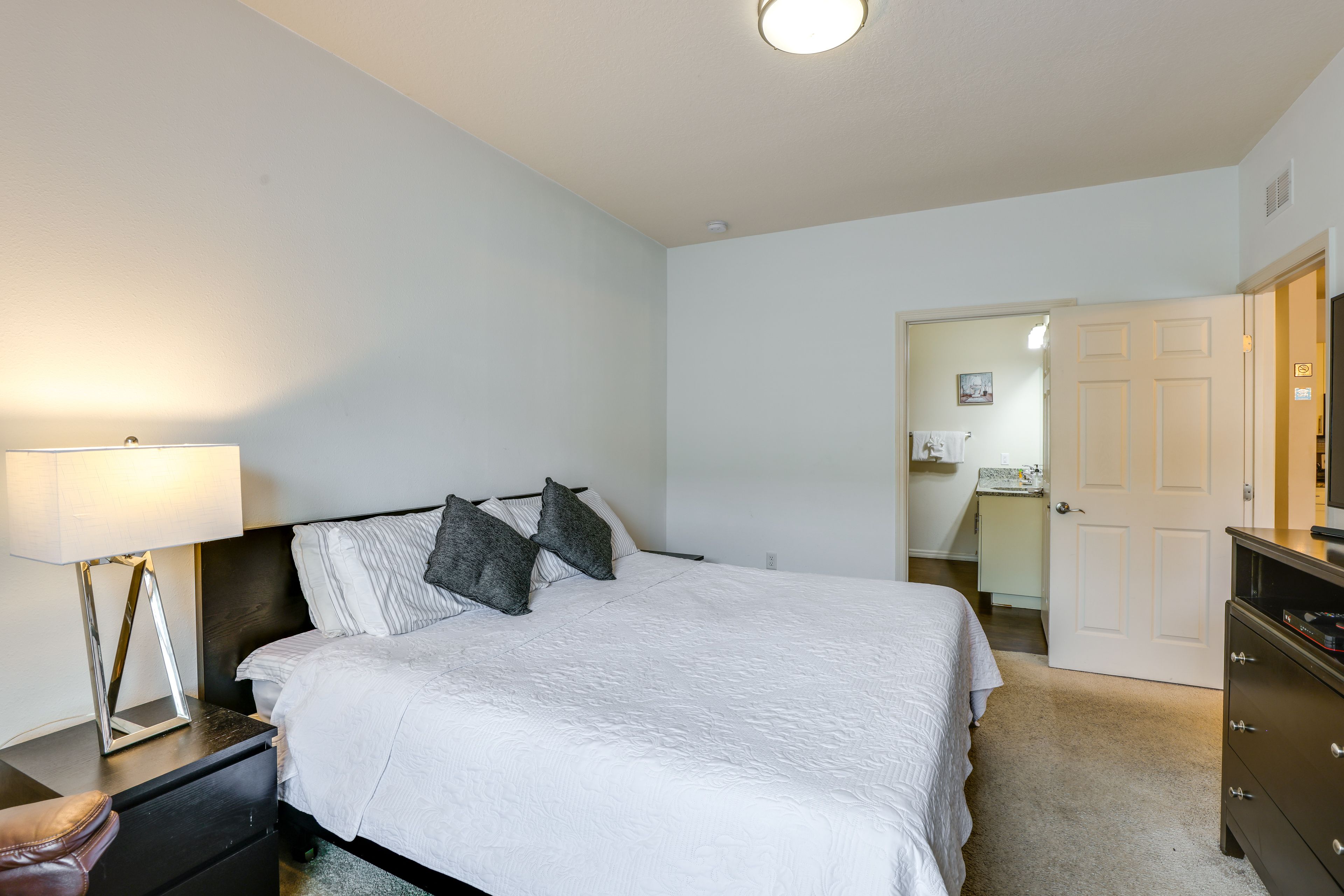 Bedroom 1 | King Bed | 1st Floor