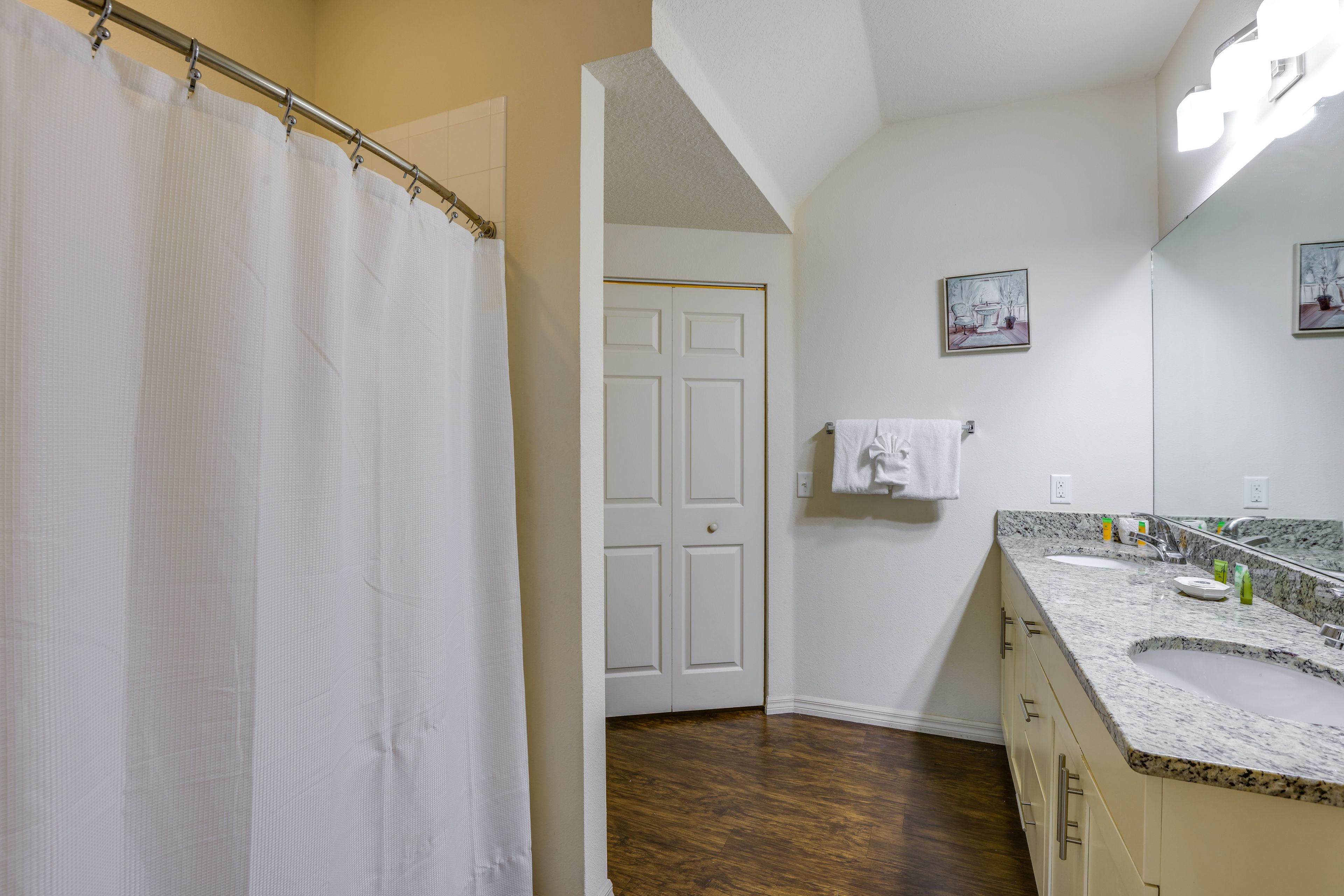 Full Bathroom | 1st Floor