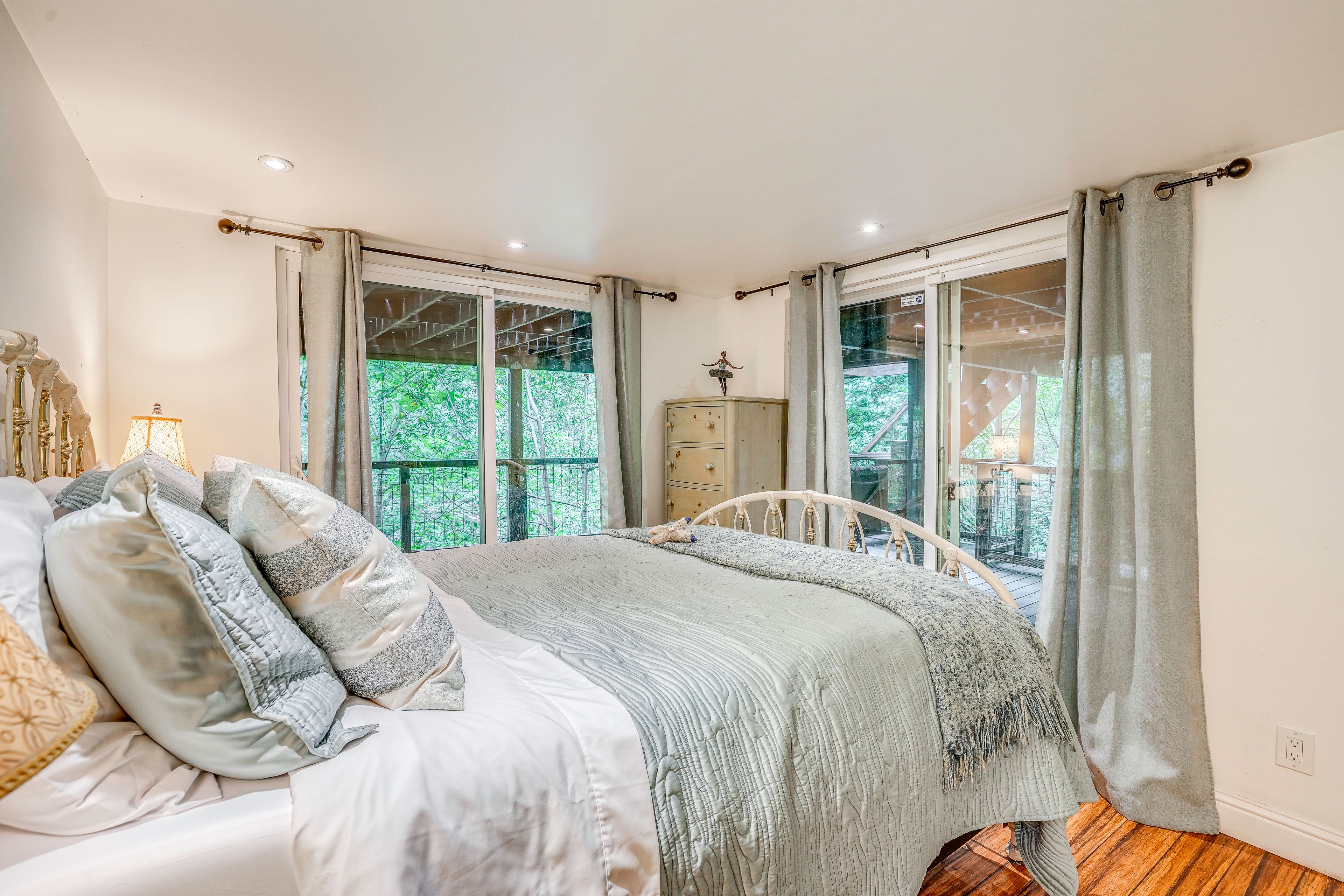 Bedroom 1 | Queen Bed