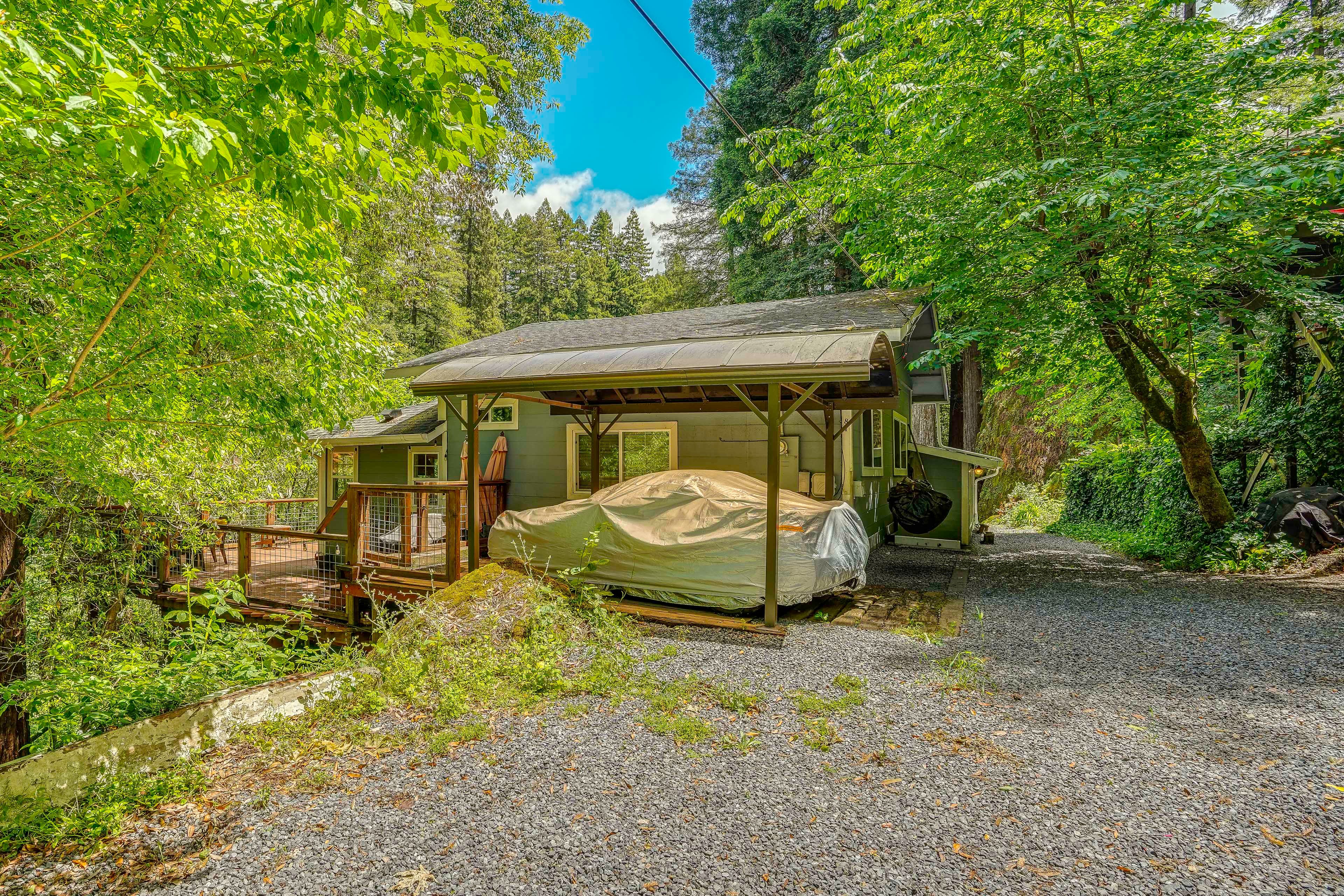 Property Exterior | Multi-Level Apartment | Furnished Deck