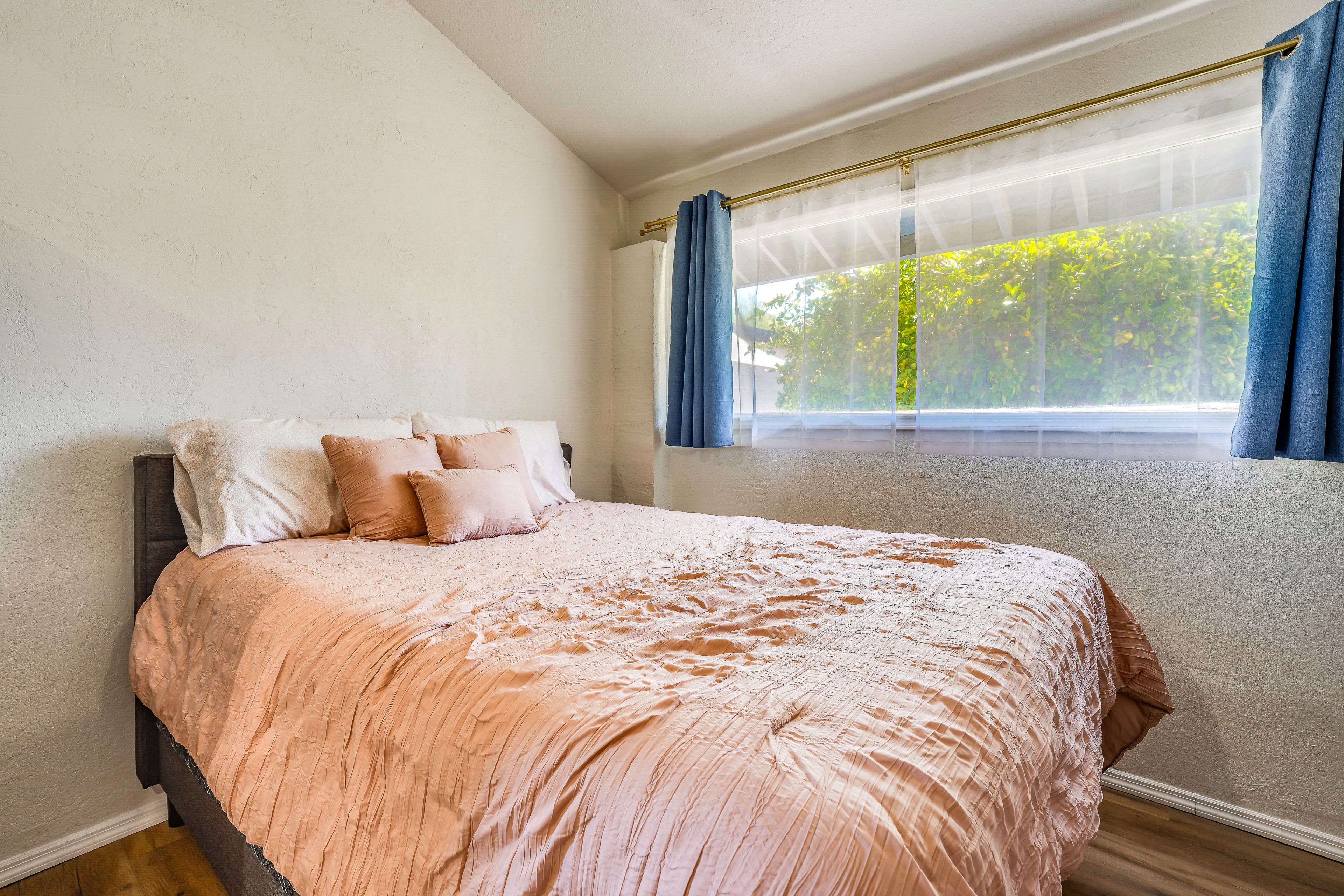 Studio | Queen Bed